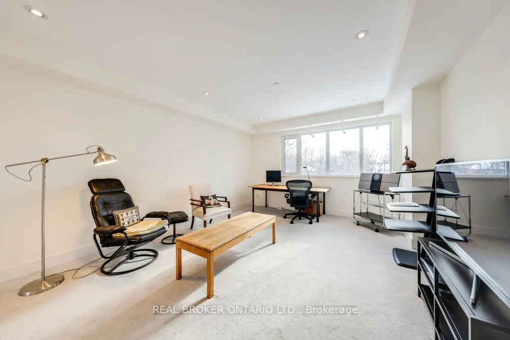 987 Dundas Street E