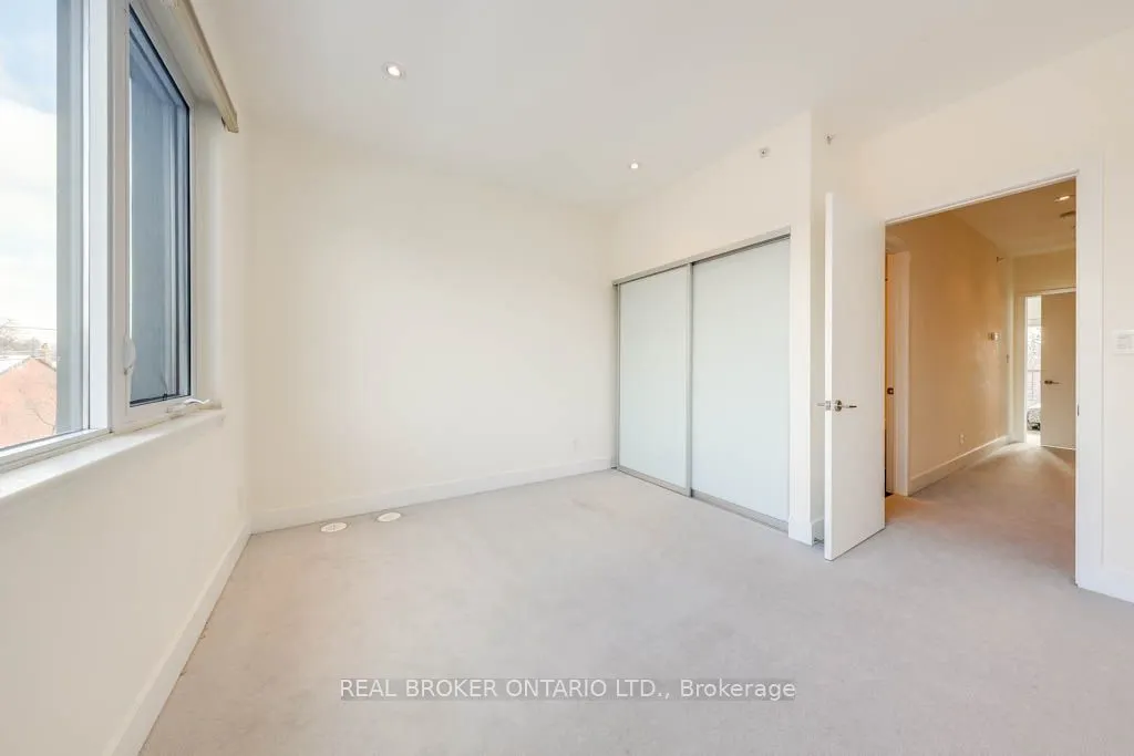 987 Dundas Street E