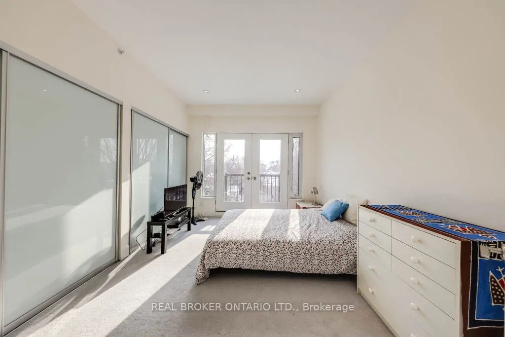 987 Dundas Street E