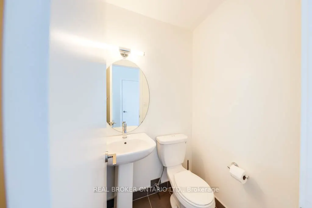 987 Dundas Street E