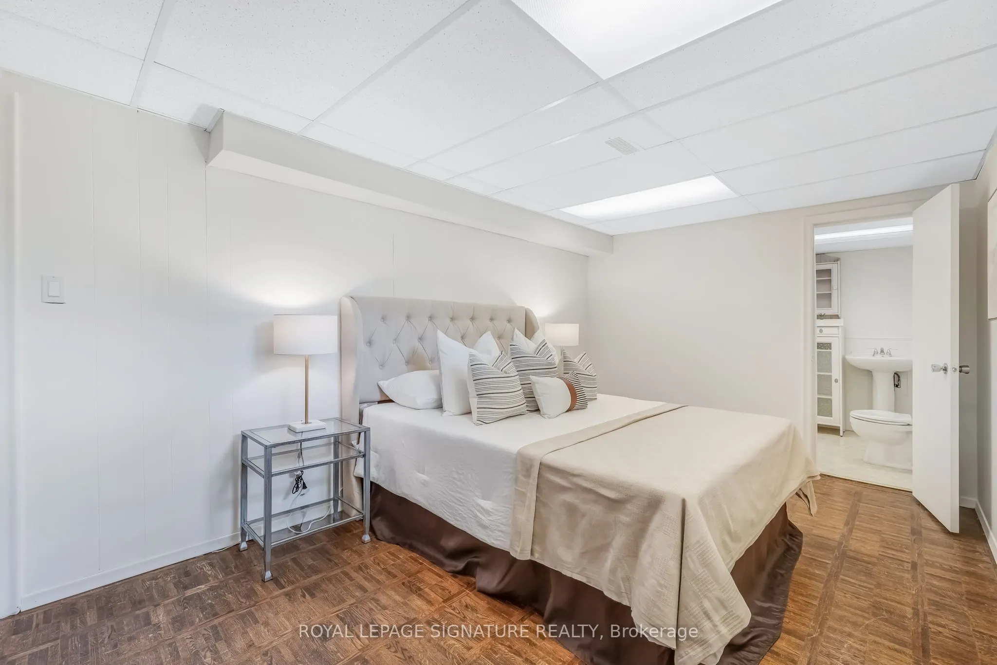 6 Lynn Gate Crescent