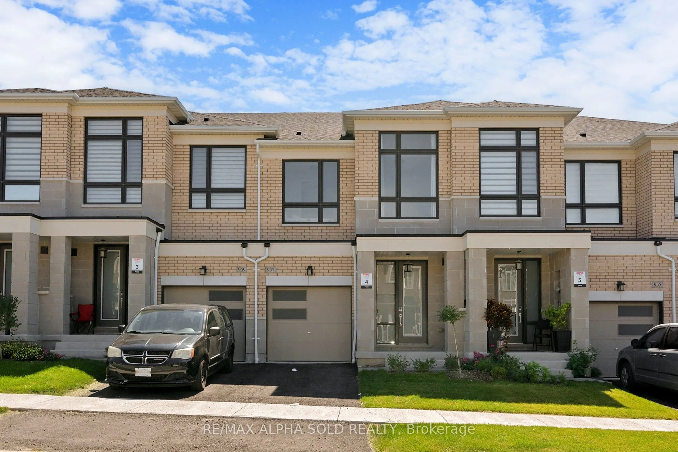 957 Grosbeak Trail