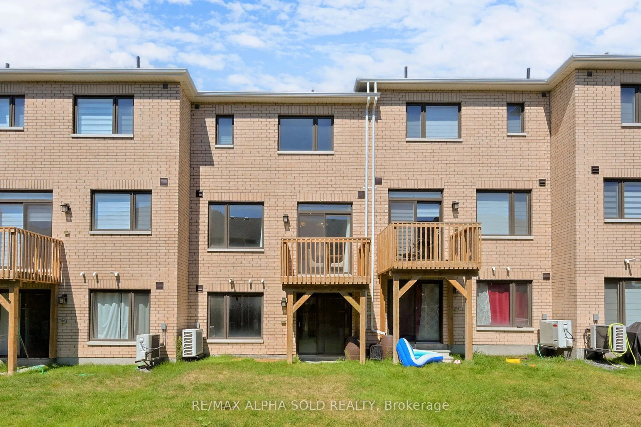 957 Grosbeak Trail
