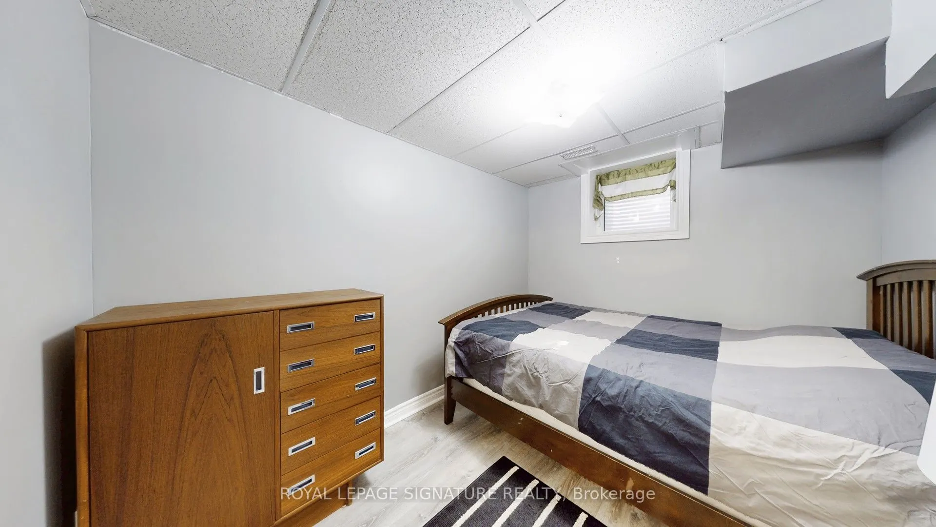 26 Holmbush Crescent