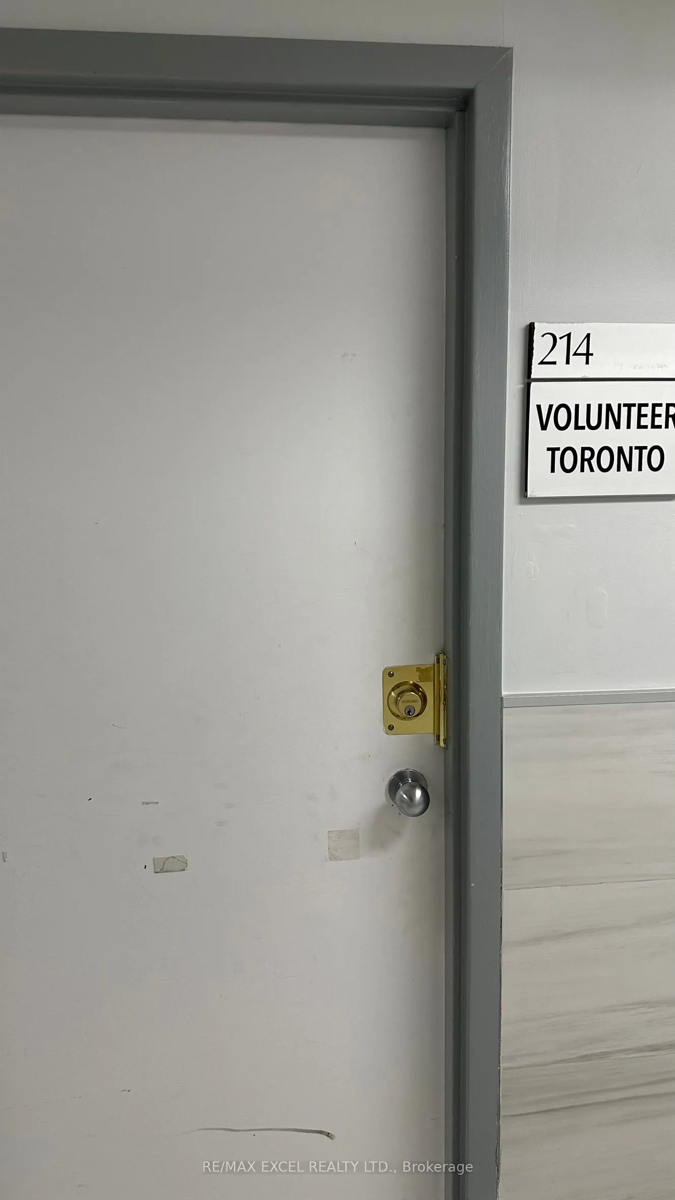 2425 Eglinton Avenue E, #214