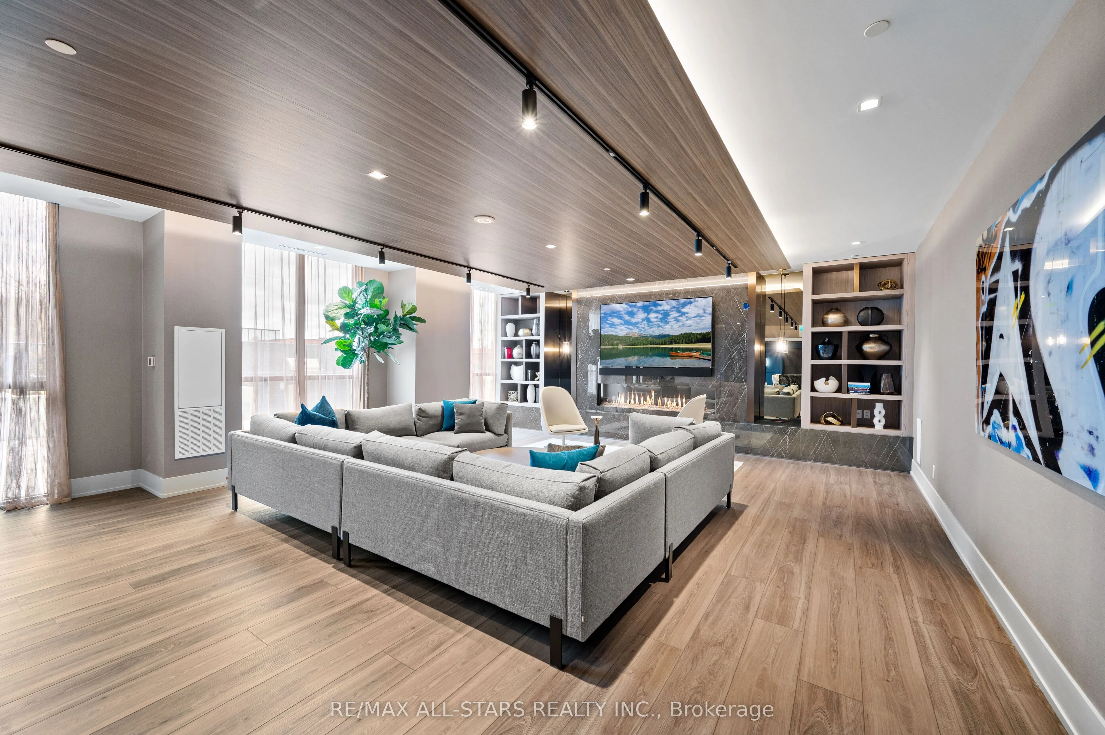286 Main Street, #411