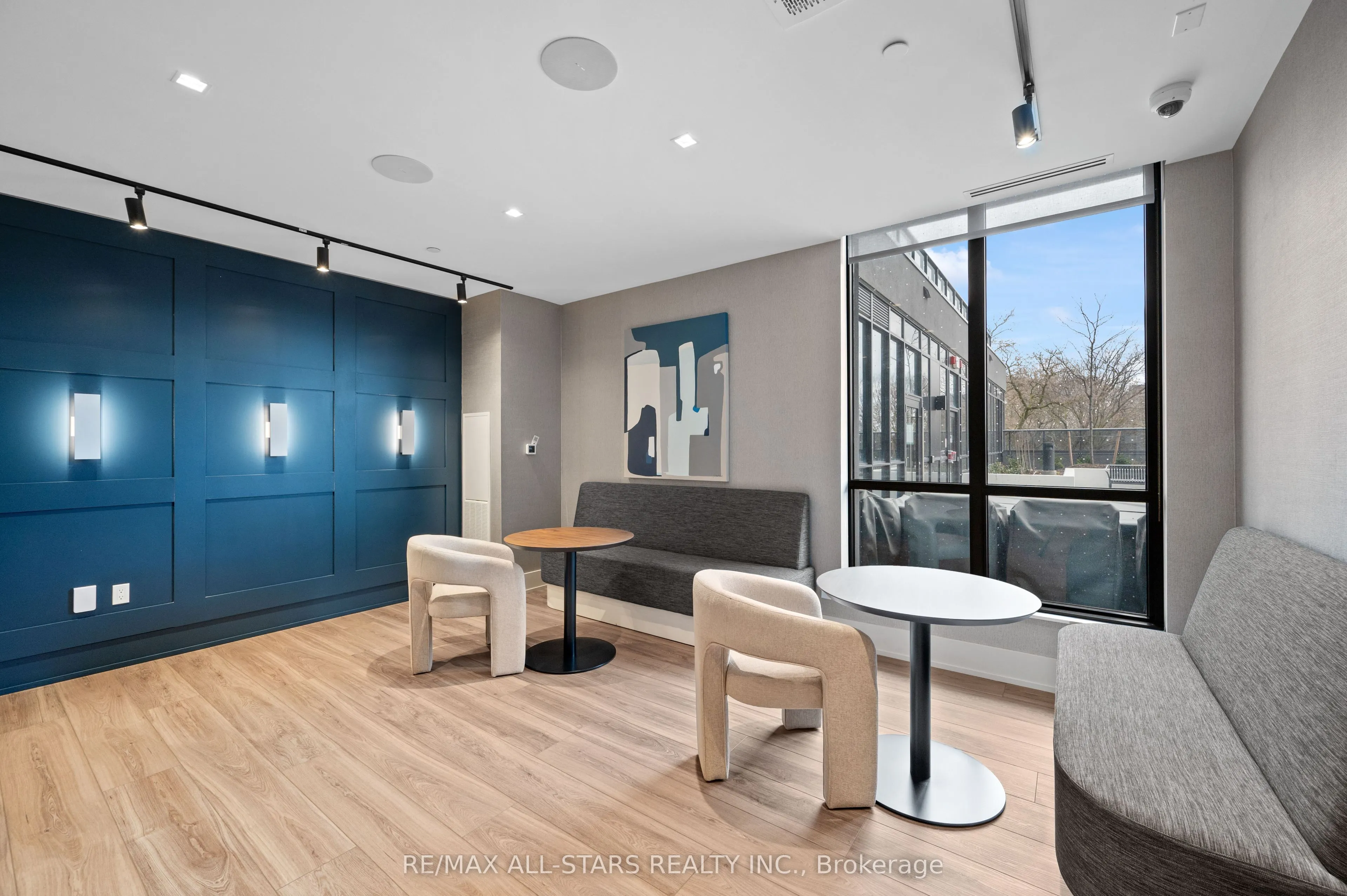 286 Main Street, #411