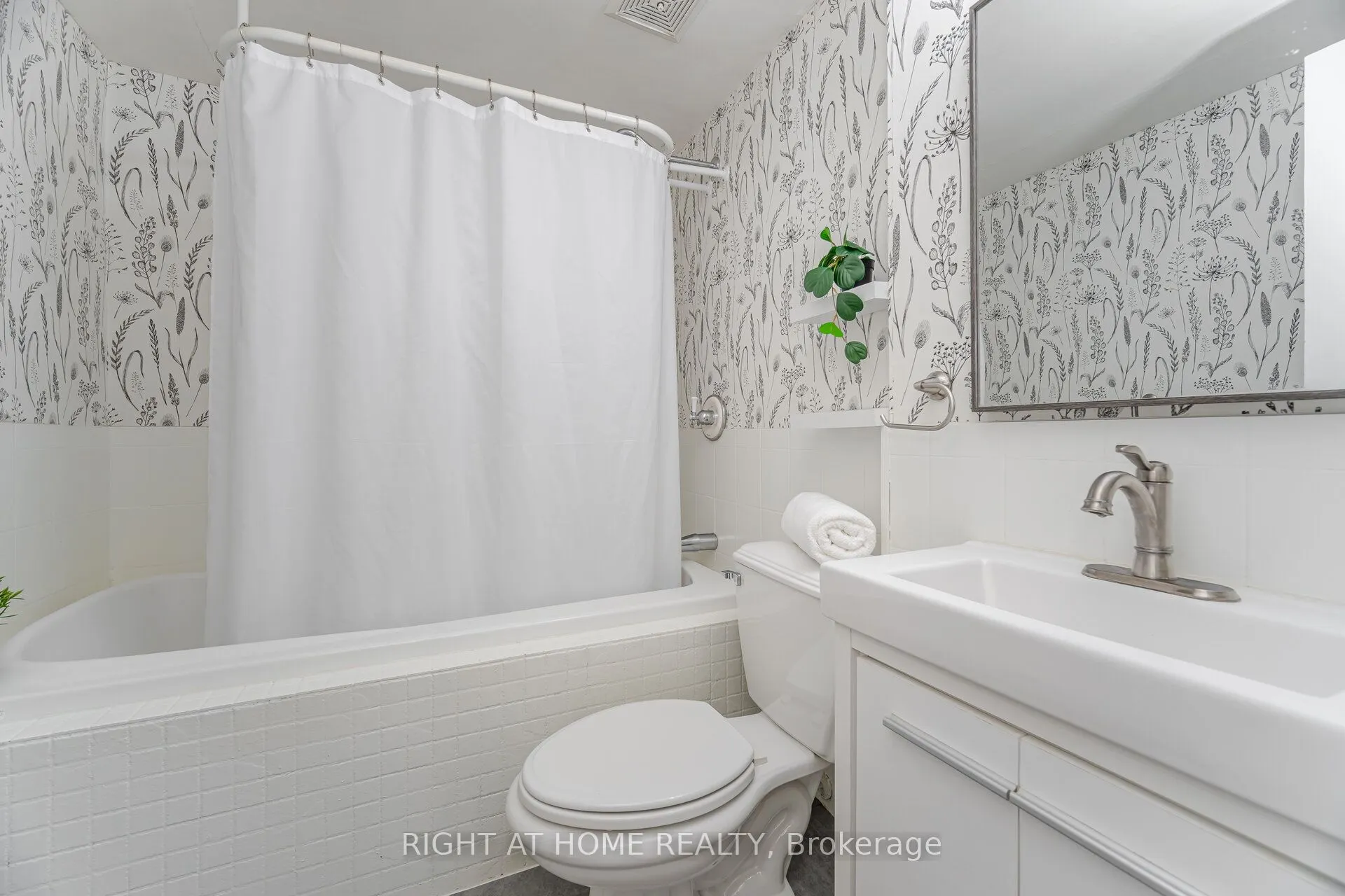 907 Burns Street W, ## 45