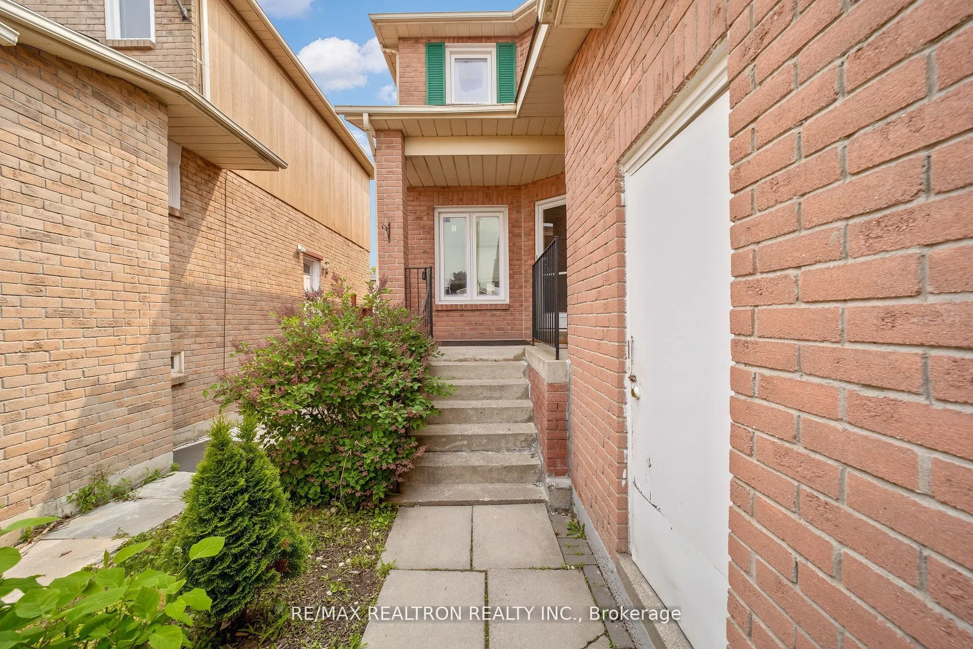 1632 Fairfield Crescent