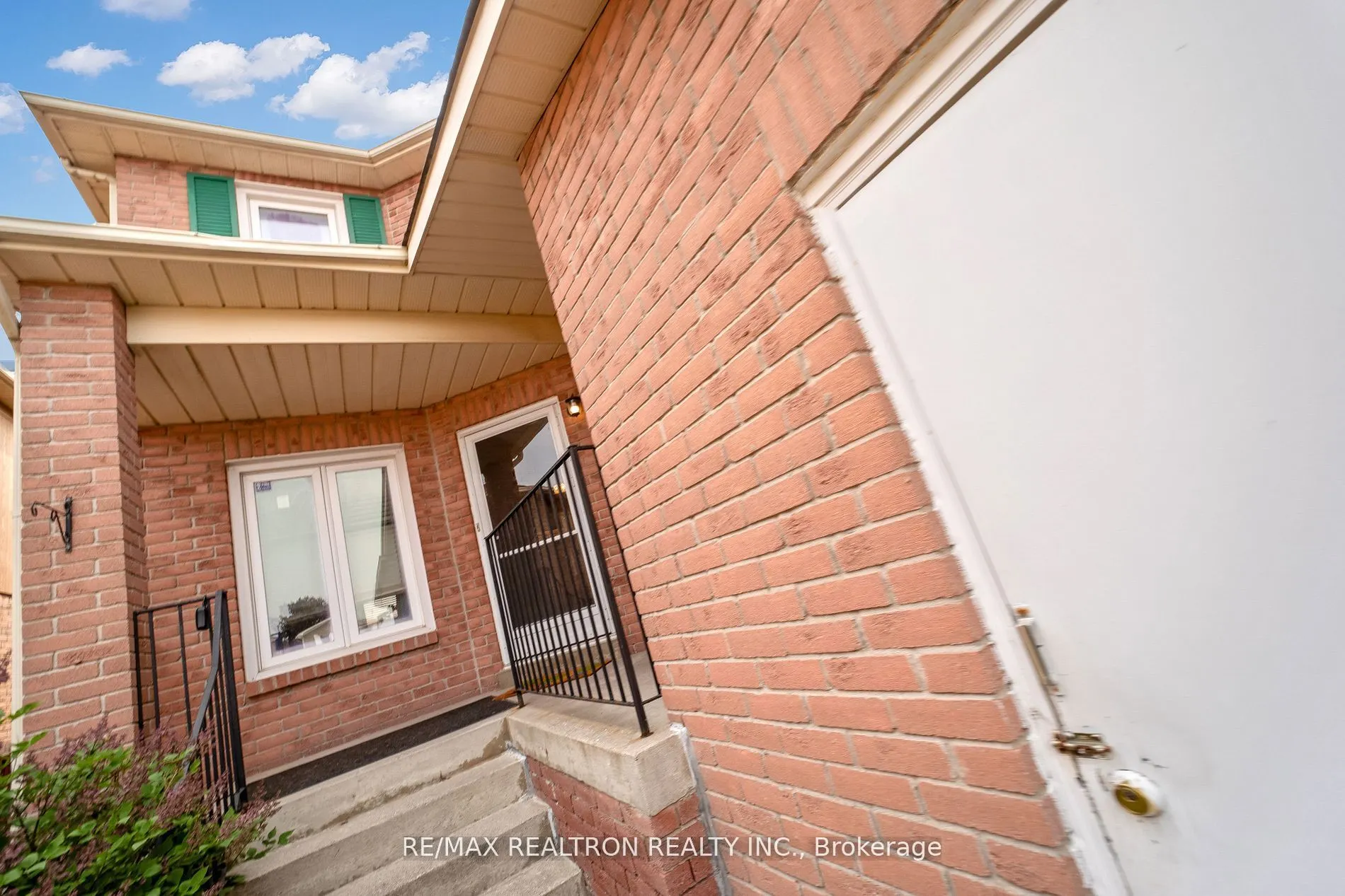 1632 Fairfield Crescent