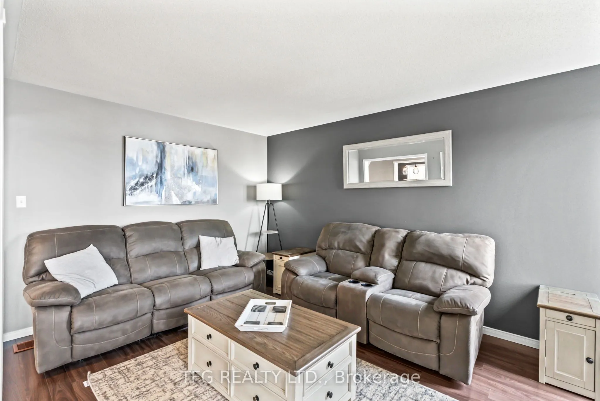 1187 Ashgrove Crescent