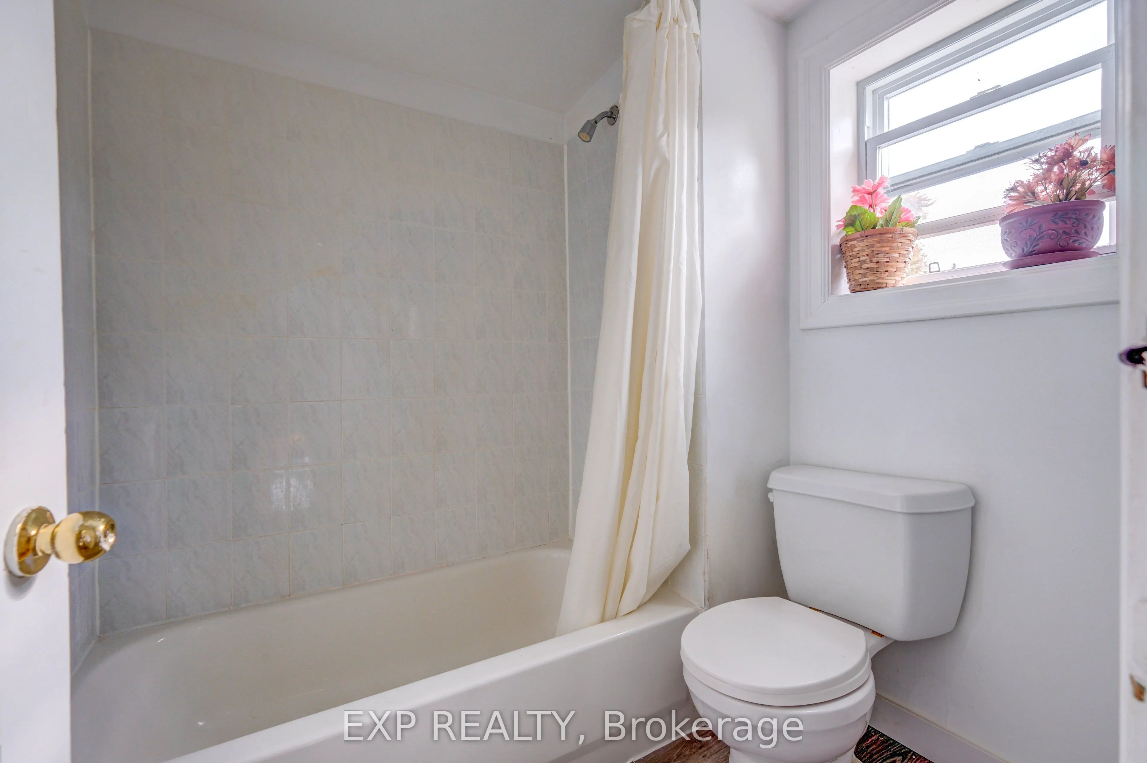 853 Simcoe Street S