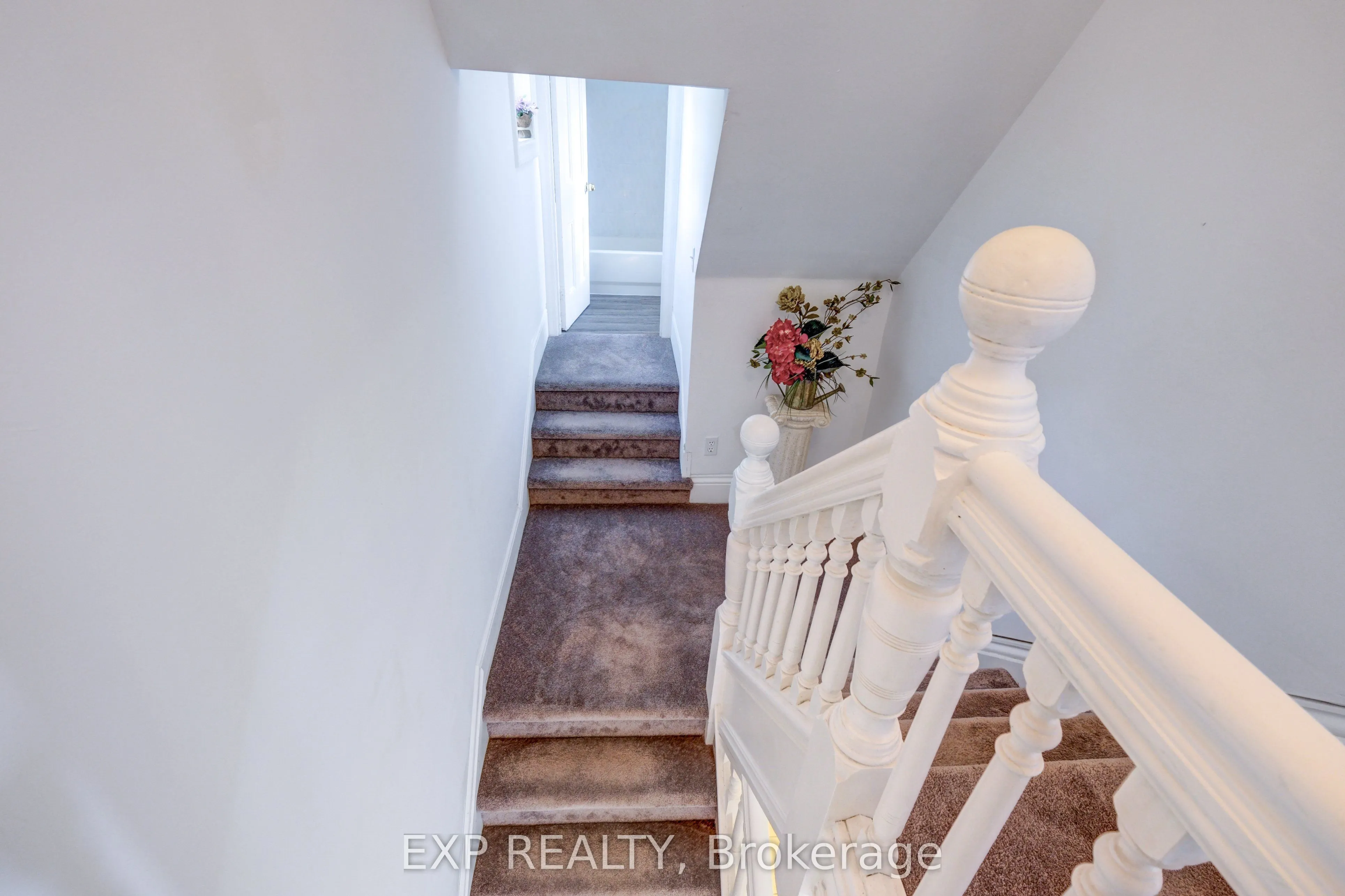 853 Simcoe Street S