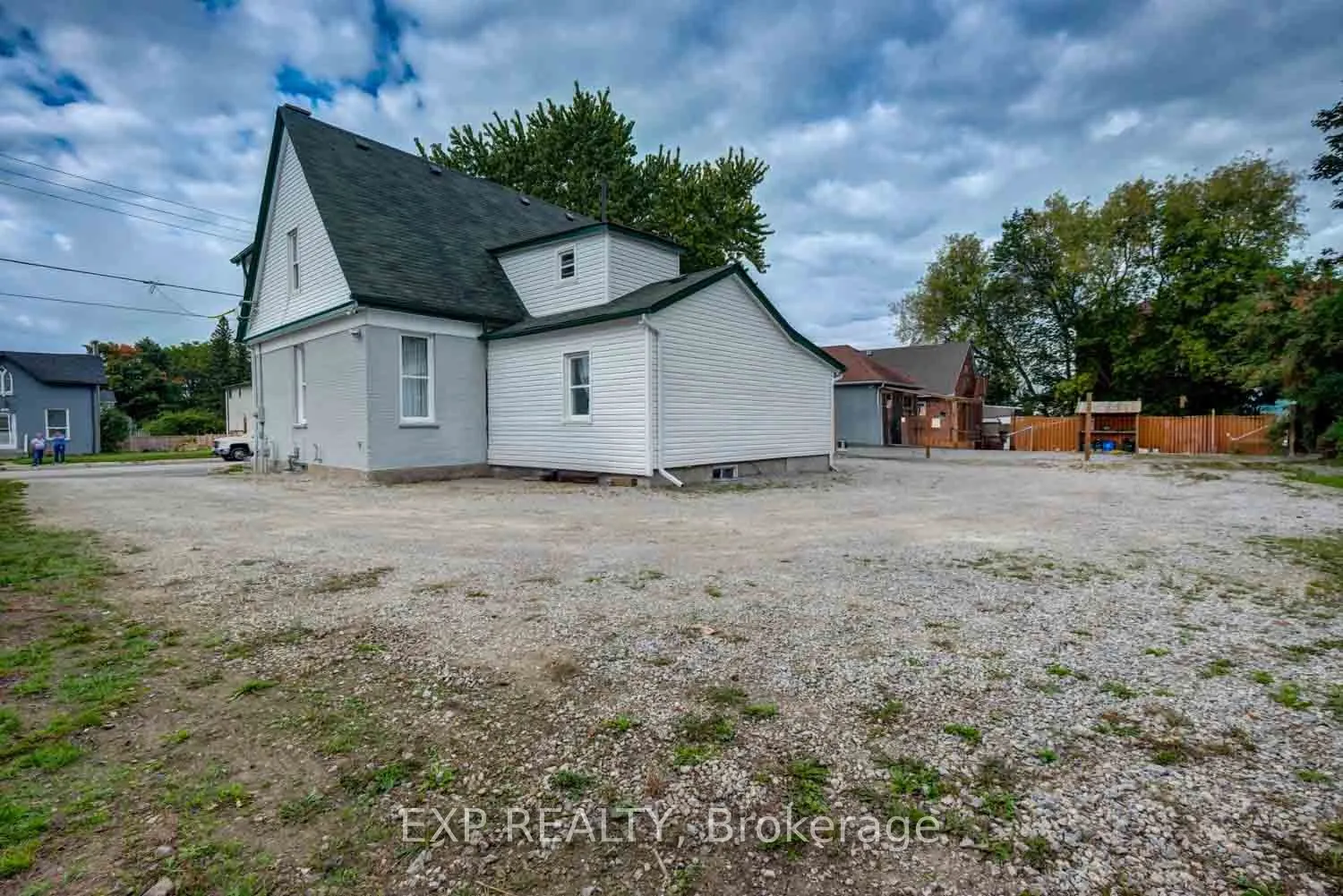 853 Simcoe Street S
