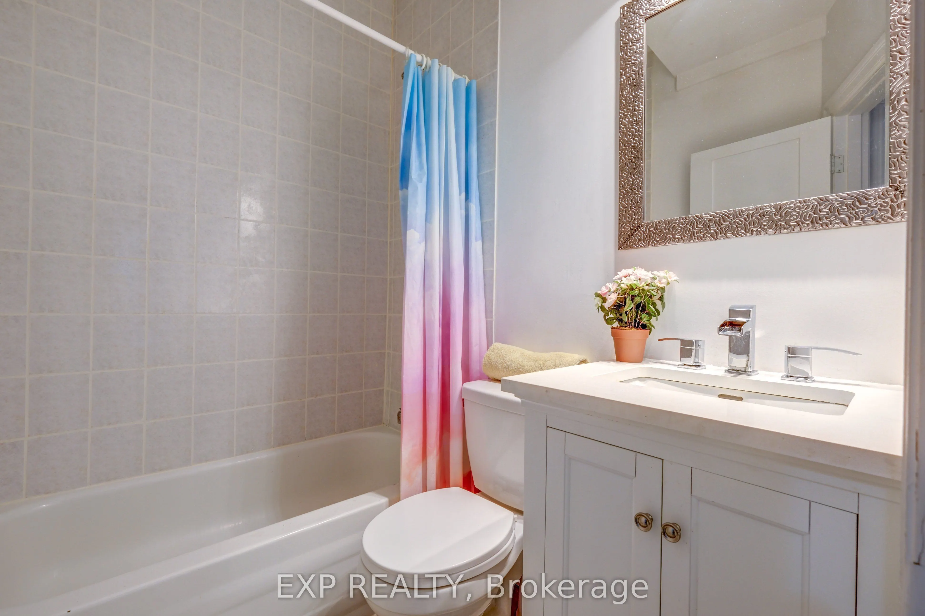 853 Simcoe Street S