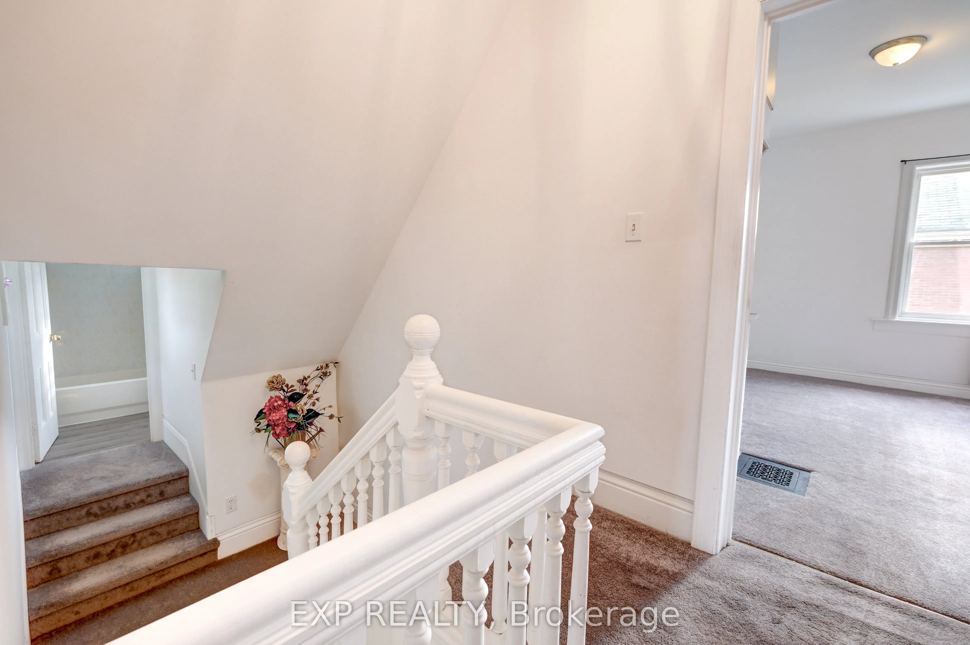 853 Simcoe Street S