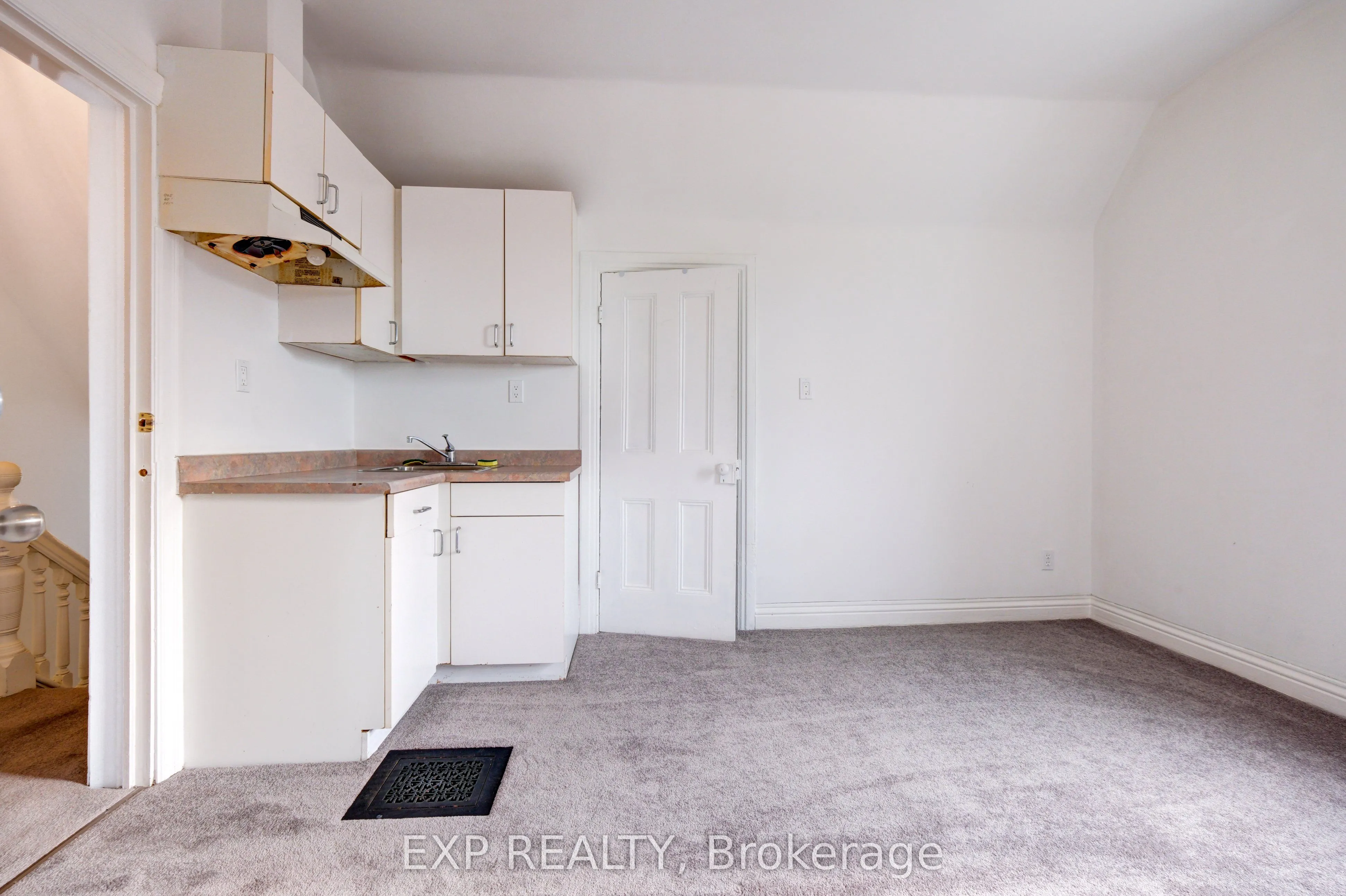 853 Simcoe Street S