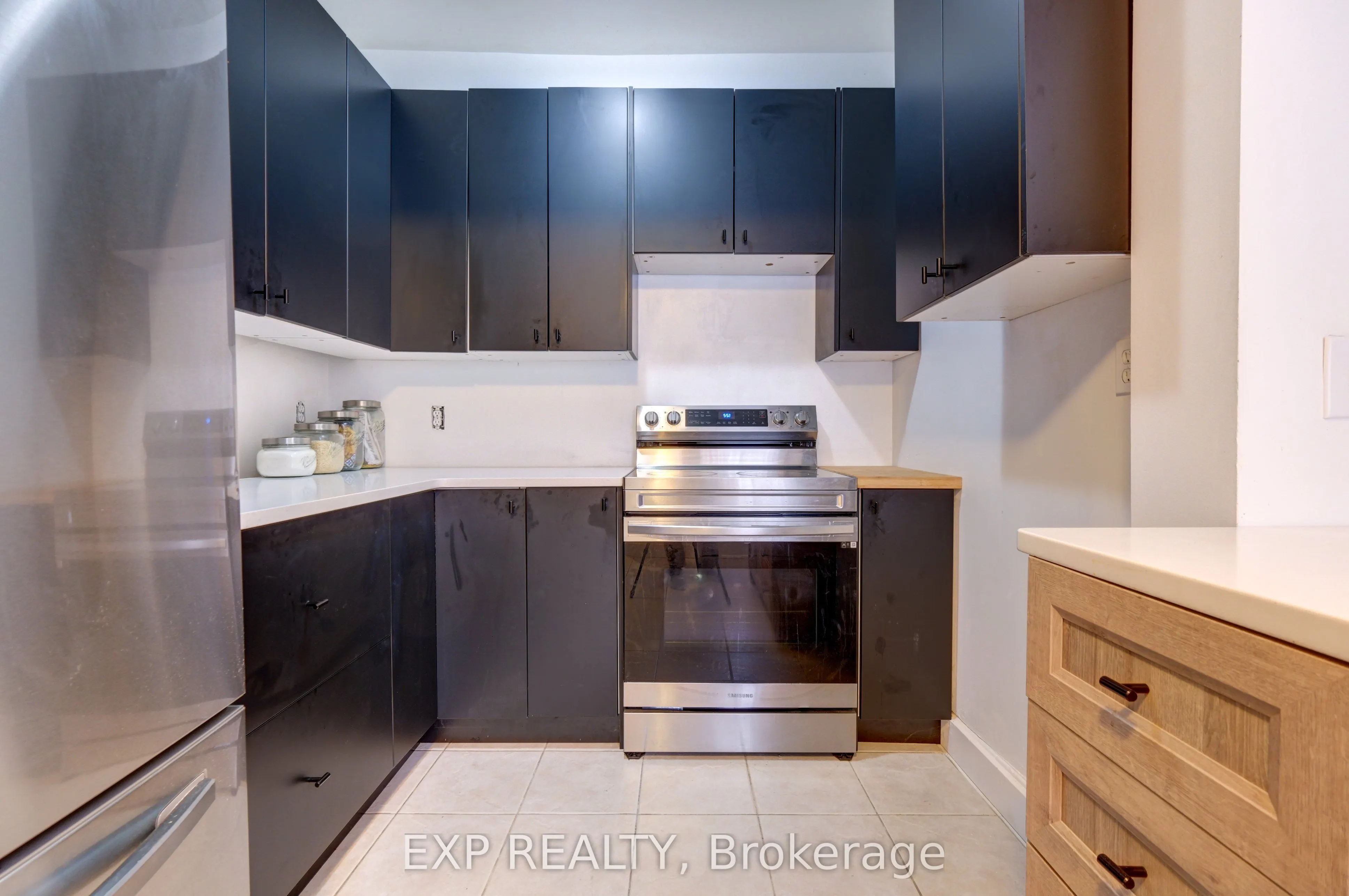853 Simcoe Street S