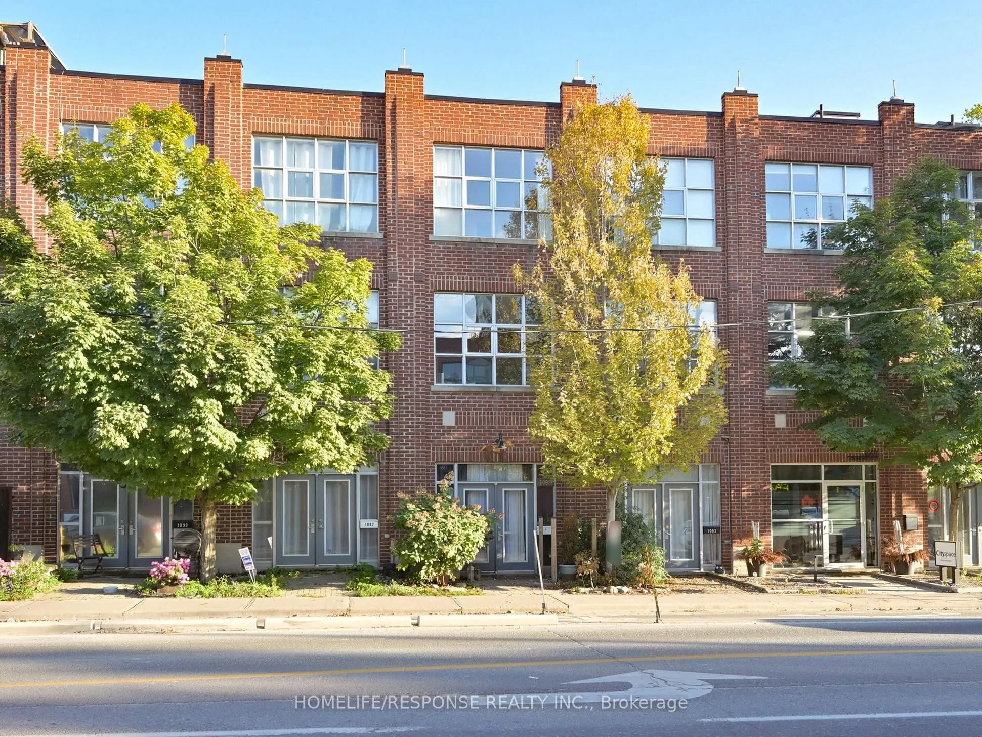 1095 DUNDAS Street E