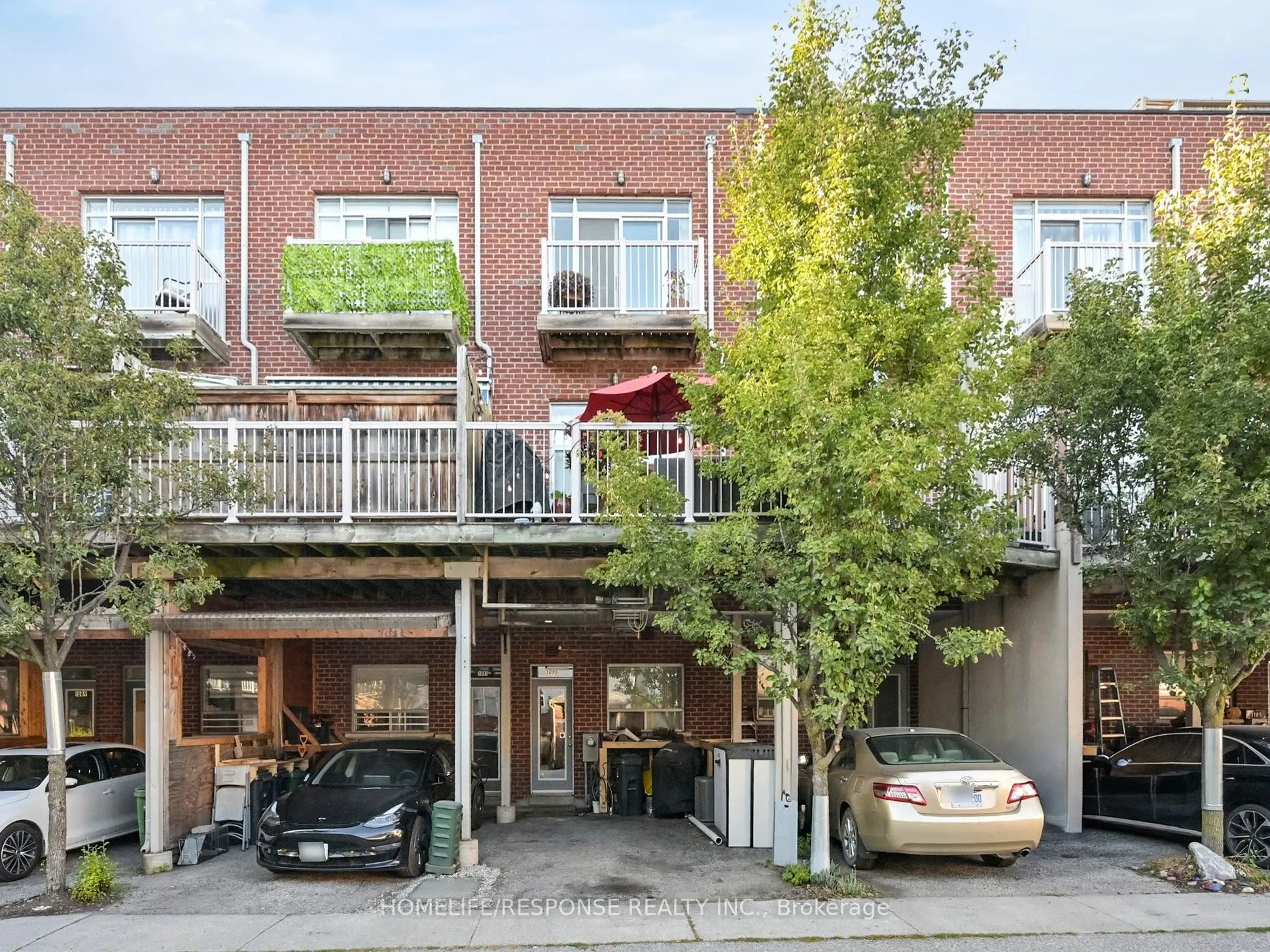 1095 DUNDAS Street E