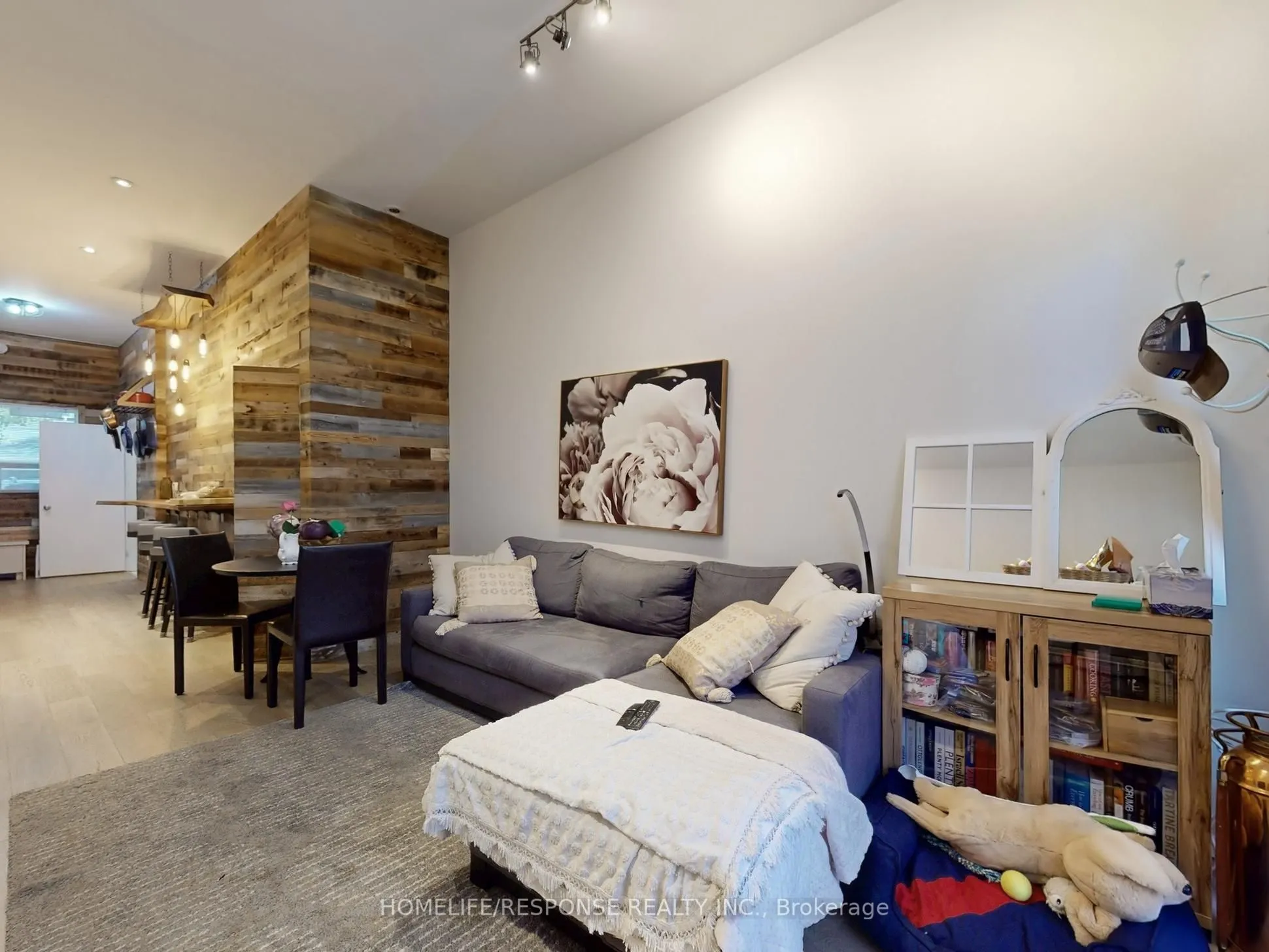 1095 DUNDAS Street E