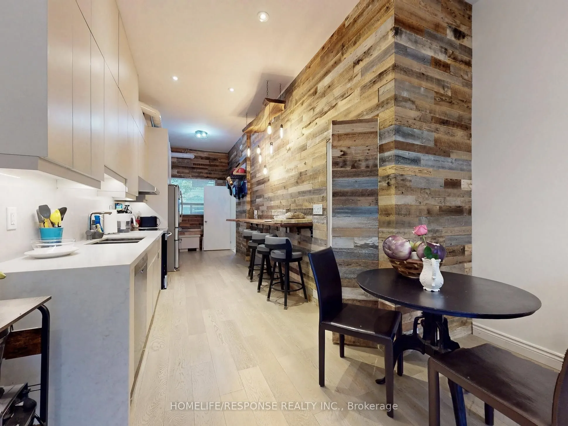 1095 DUNDAS Street E