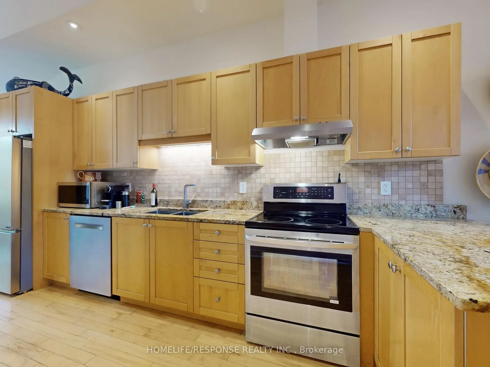 1095 DUNDAS Street E