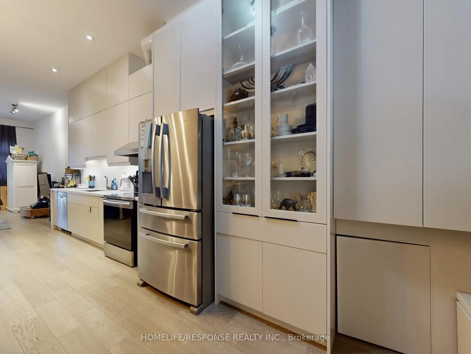 1095 DUNDAS Street E