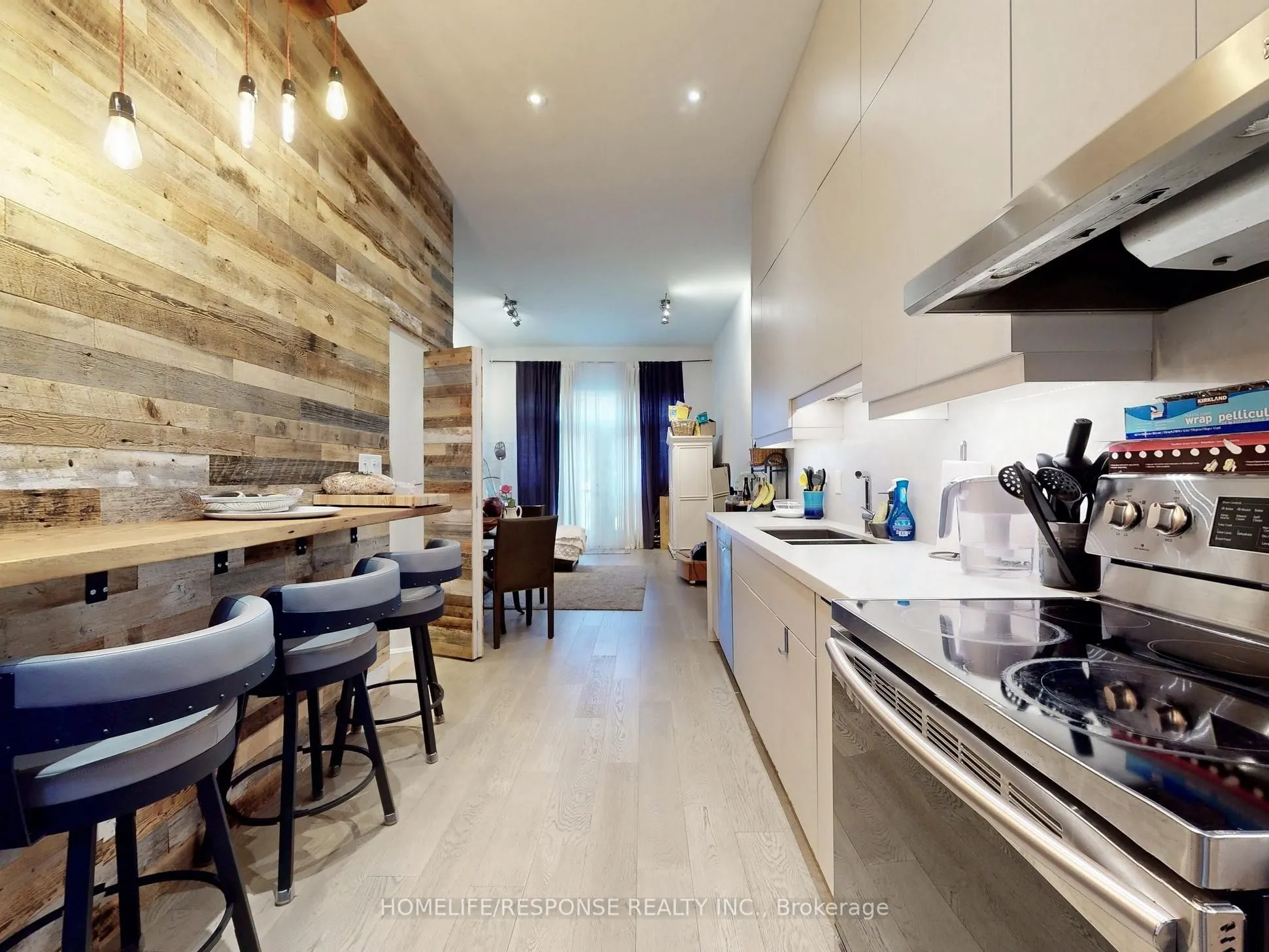 1095 DUNDAS Street E