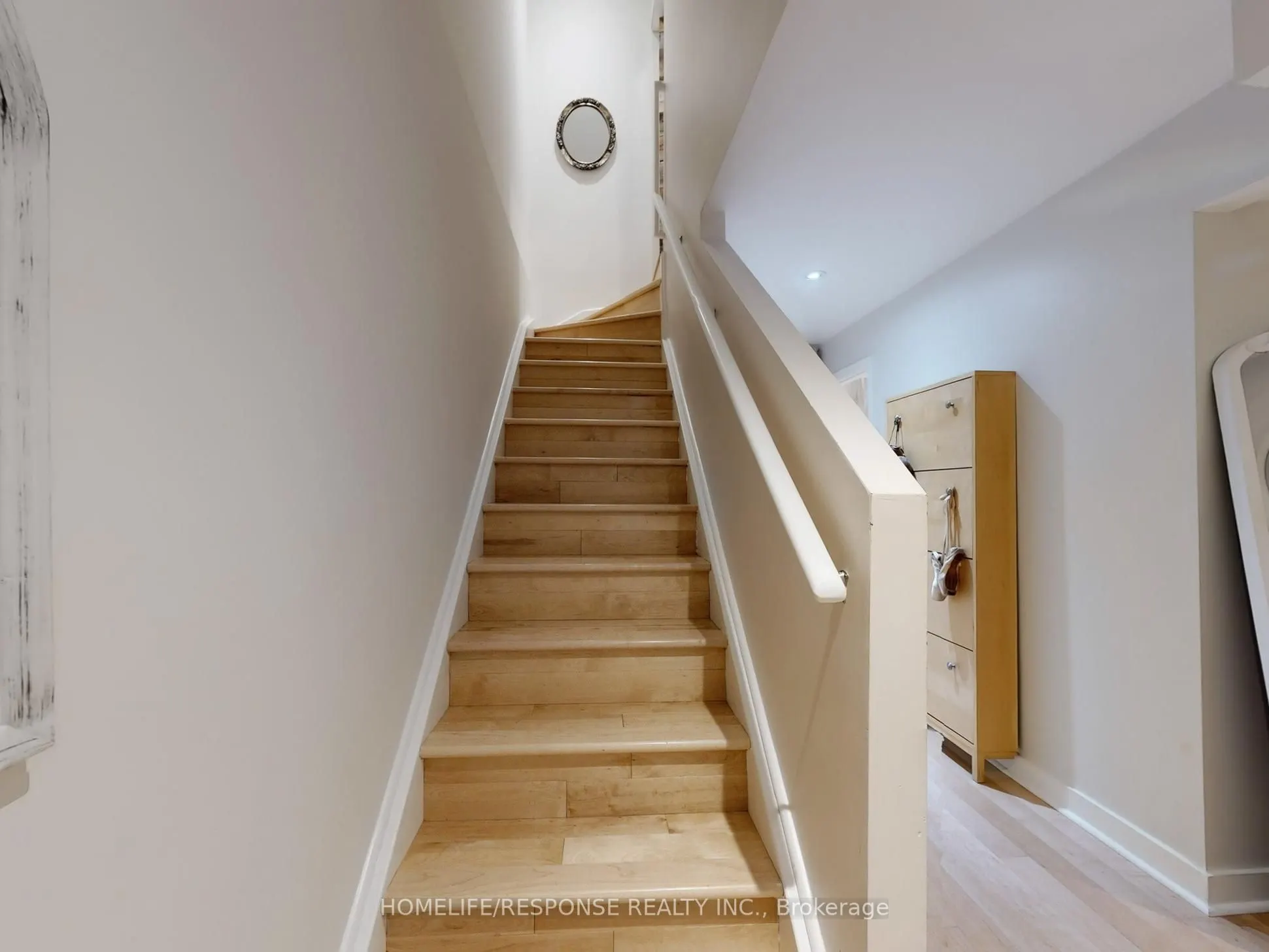 1095 DUNDAS Street E