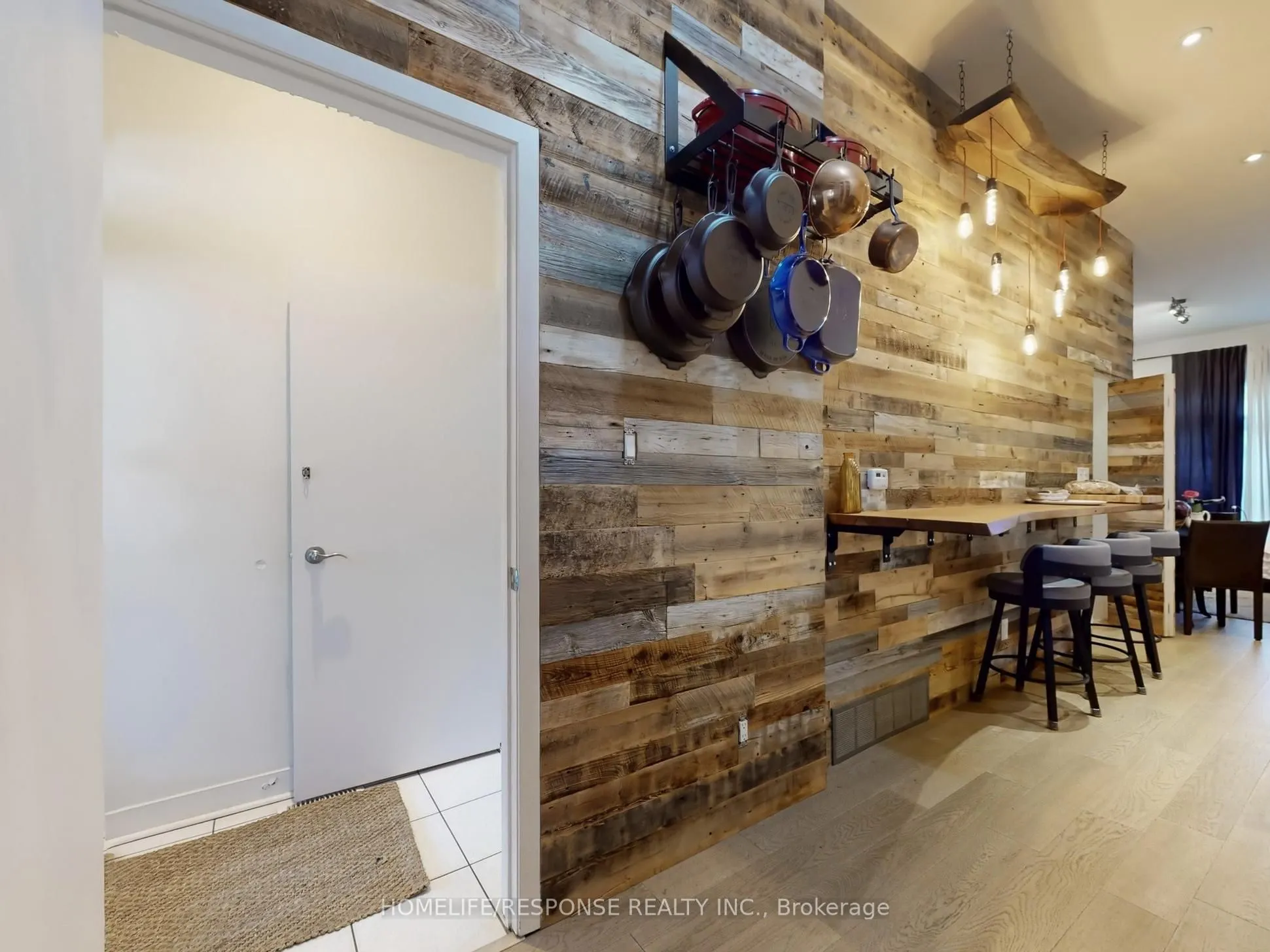 1095 DUNDAS Street E