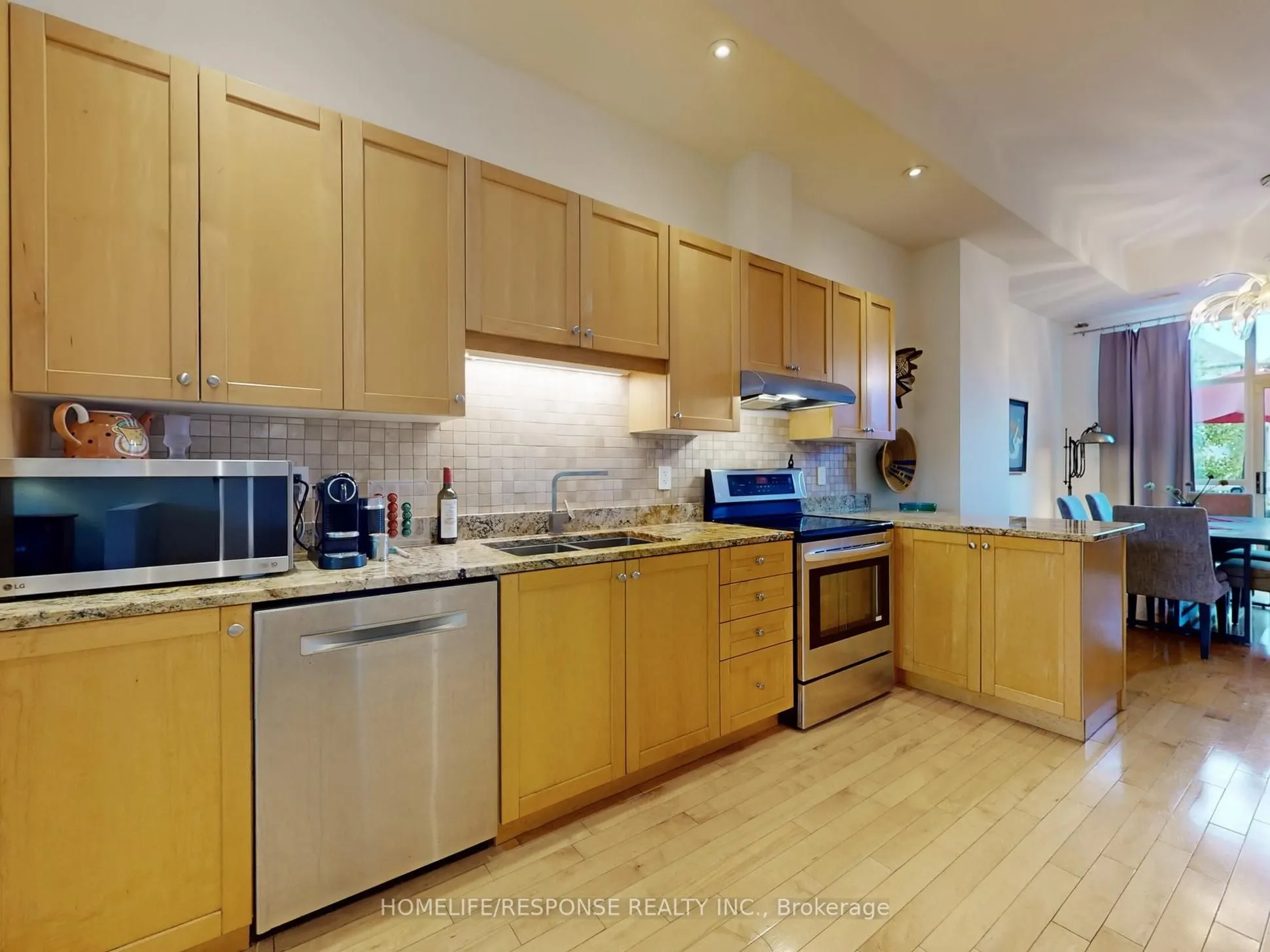 1095 DUNDAS Street E