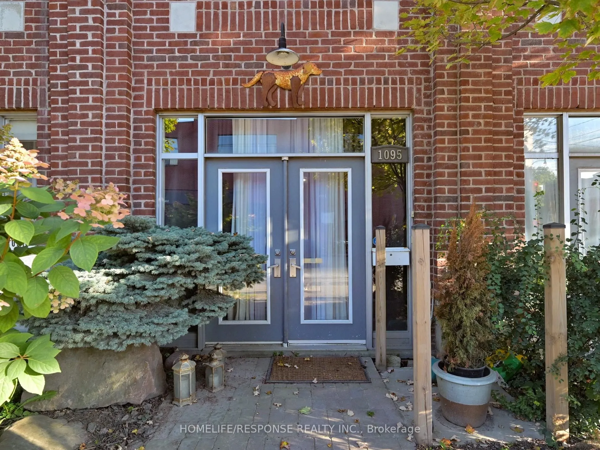 1095 DUNDAS Street E