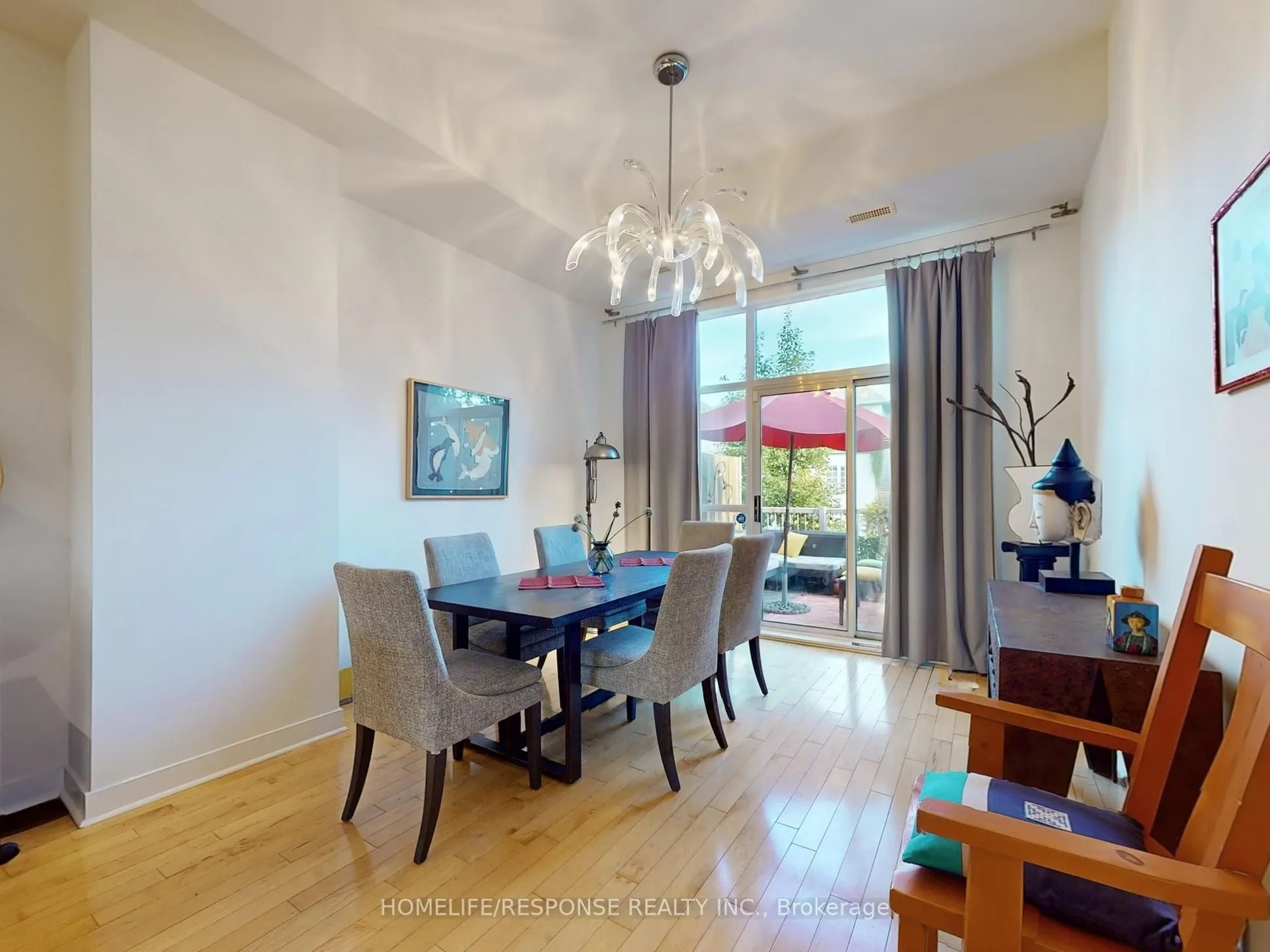 1095 DUNDAS Street E