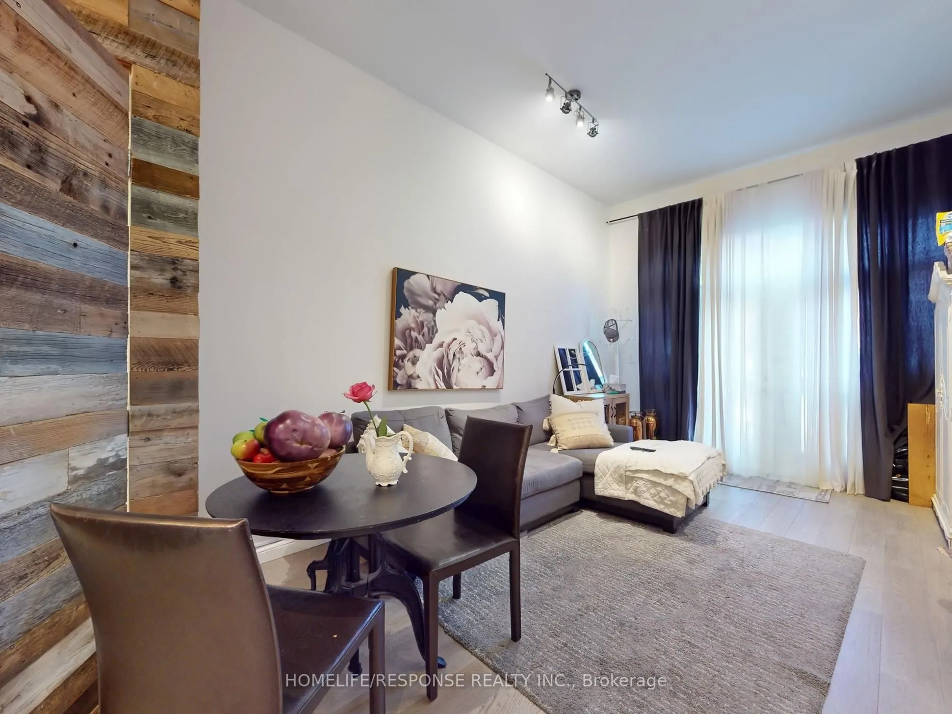1095 DUNDAS Street E