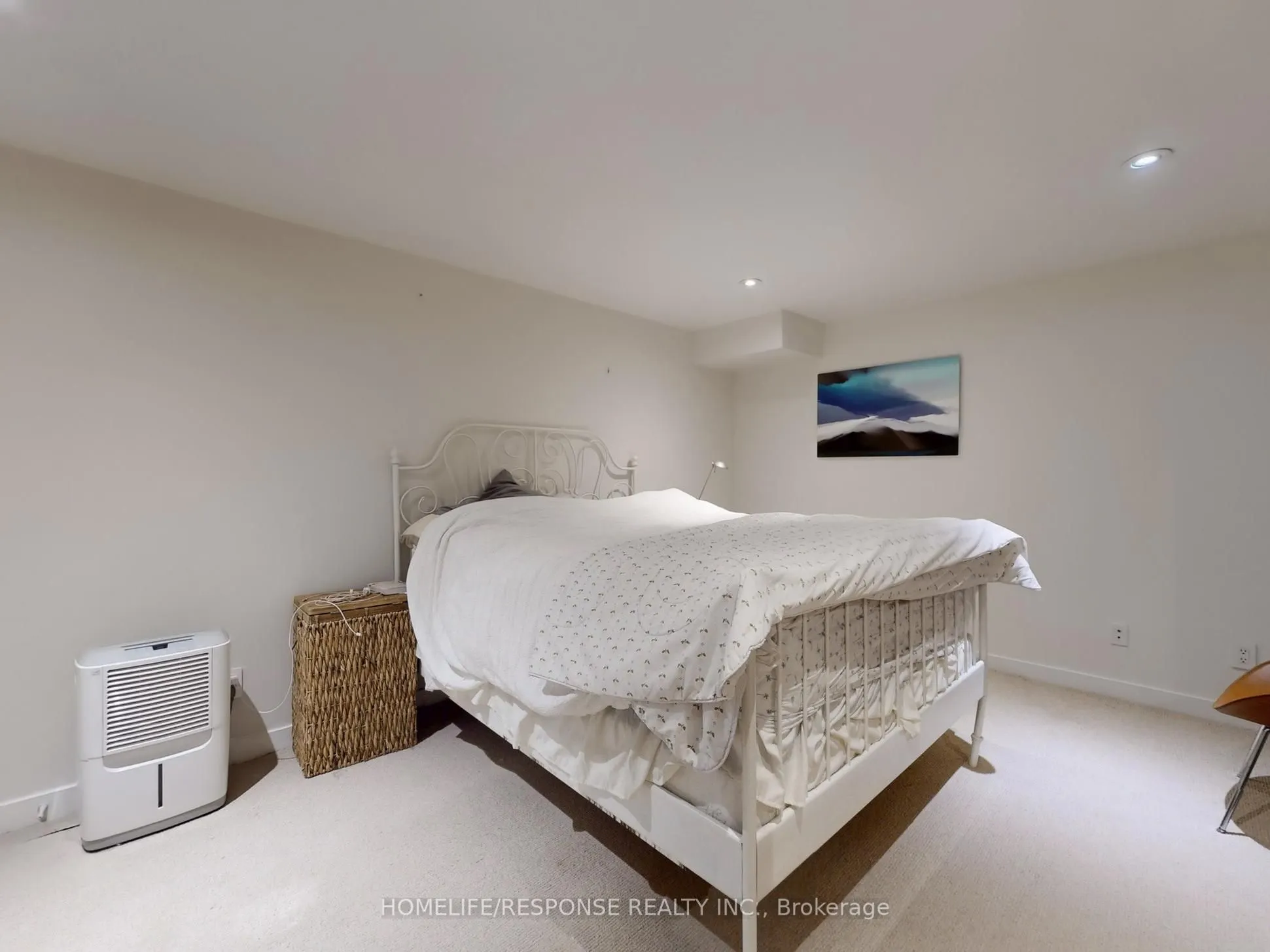 1095 DUNDAS Street E