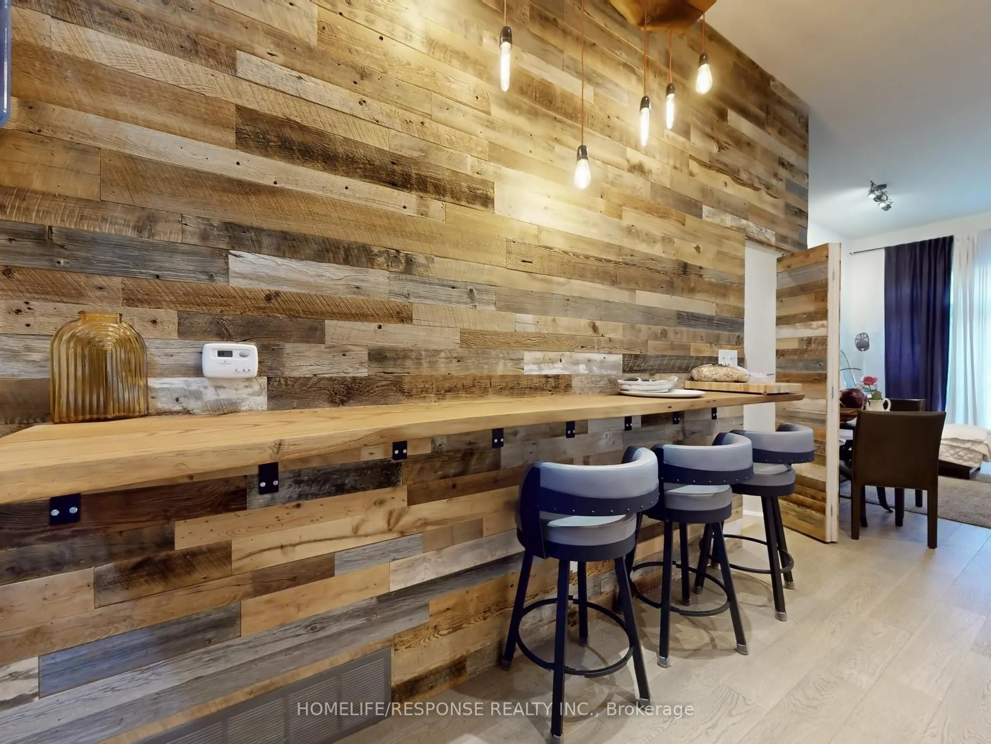 1095 DUNDAS Street E