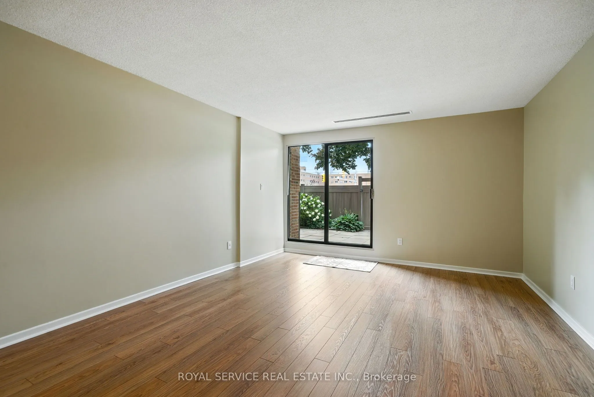 337 Simcoe Street N, #101