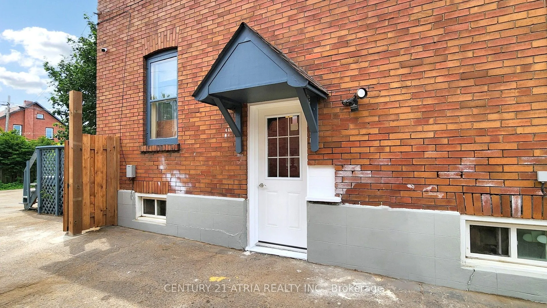 149 Adelaide Avenue E