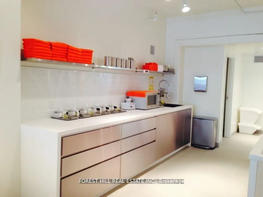 916 Queen Street E