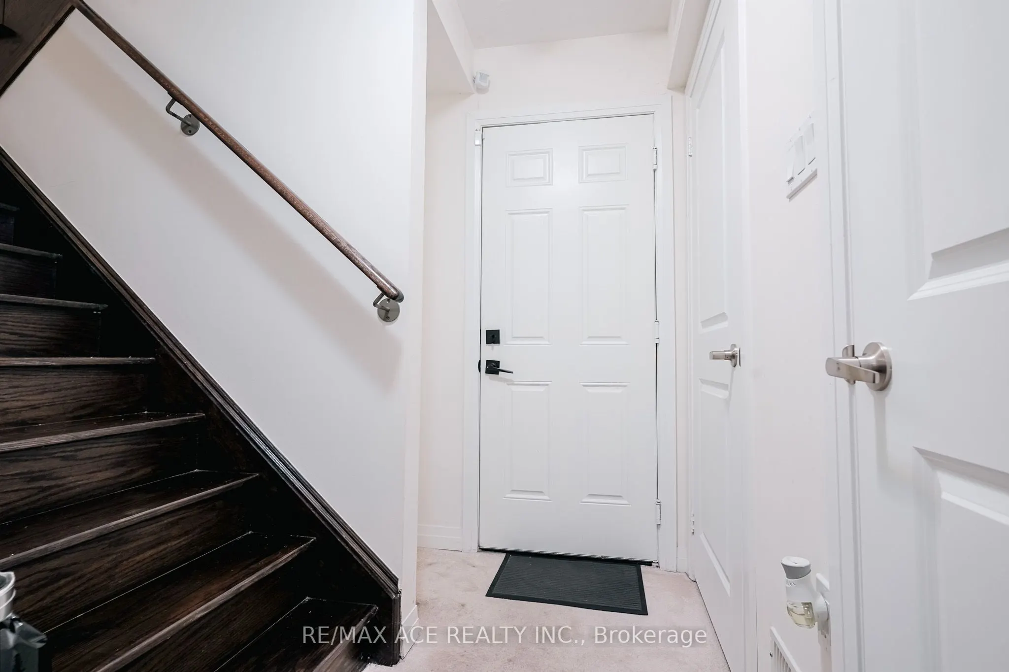 218 London Lane