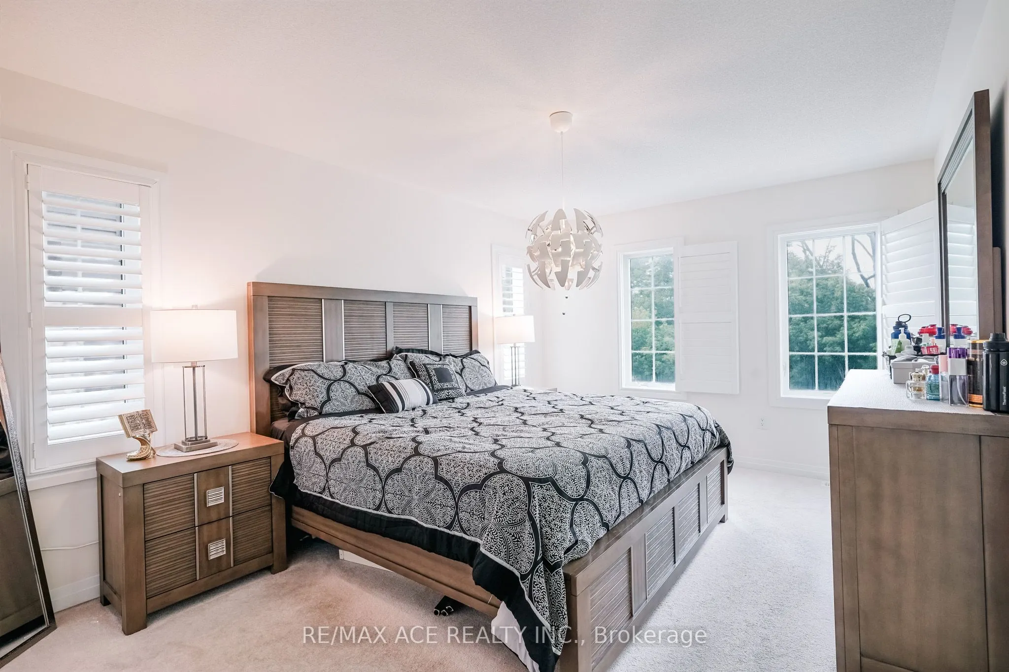 218 London Lane