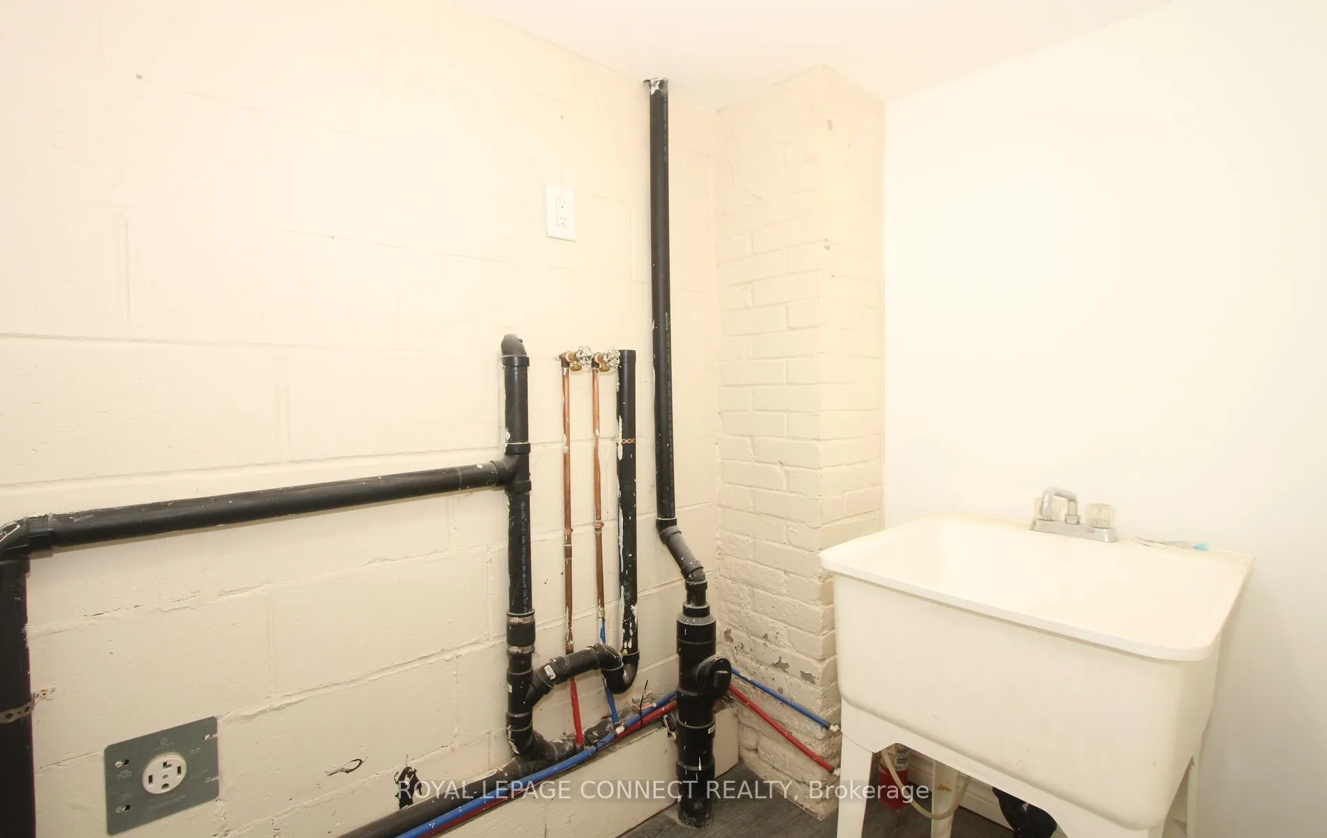 1229A Woodbine (Lower) Avenue