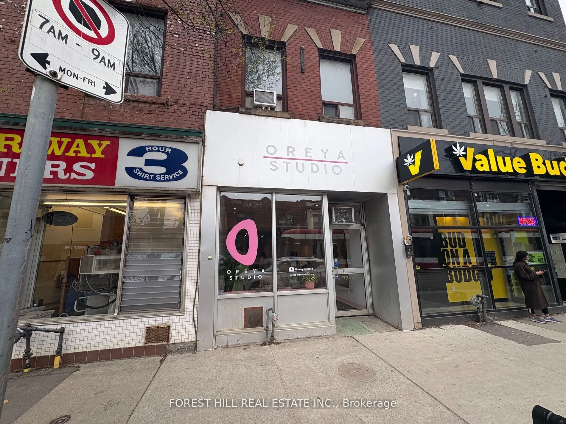 724 1/2 Queen Street E