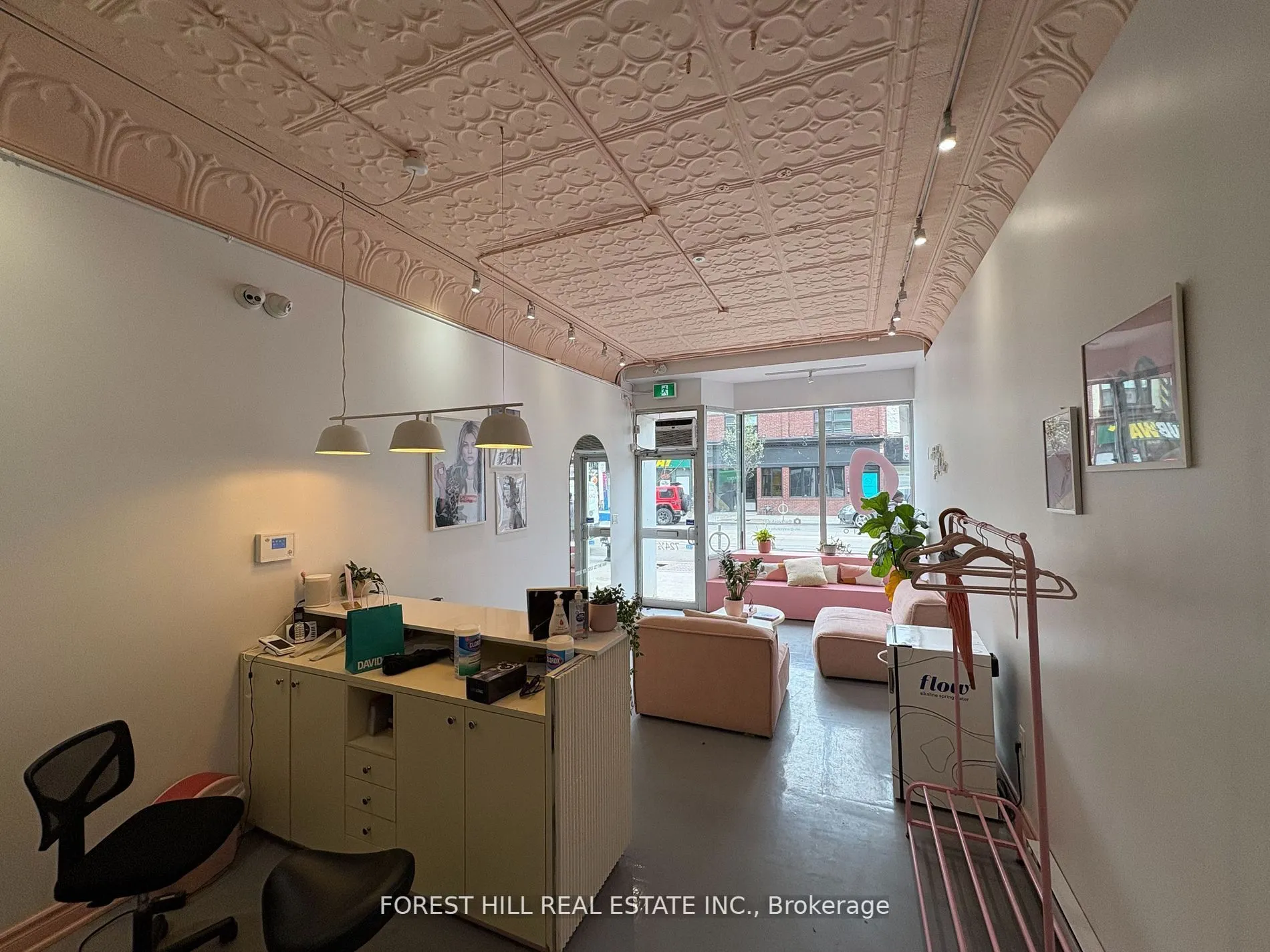 724 1/2 Queen Street E
