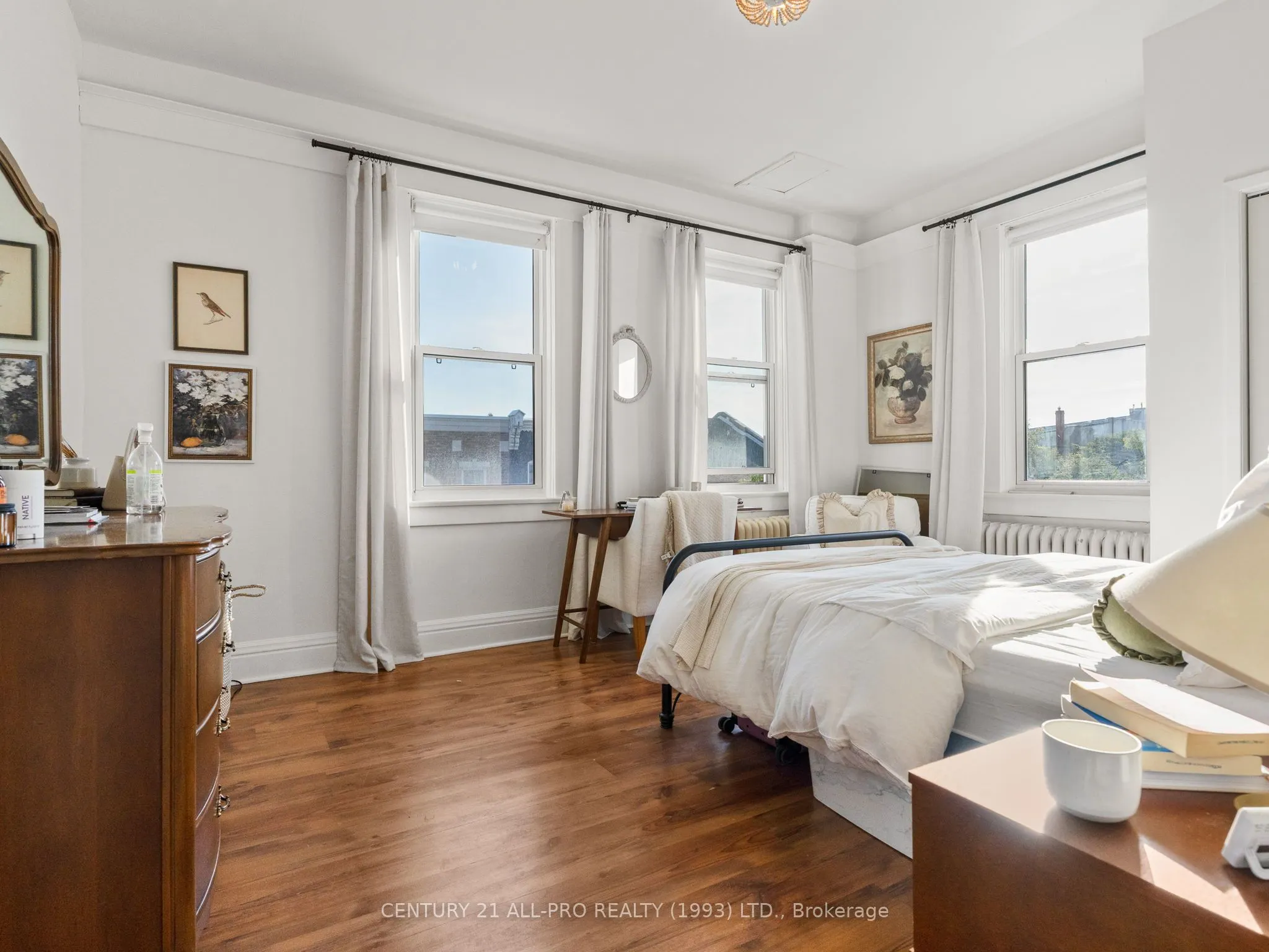 34 King Street W