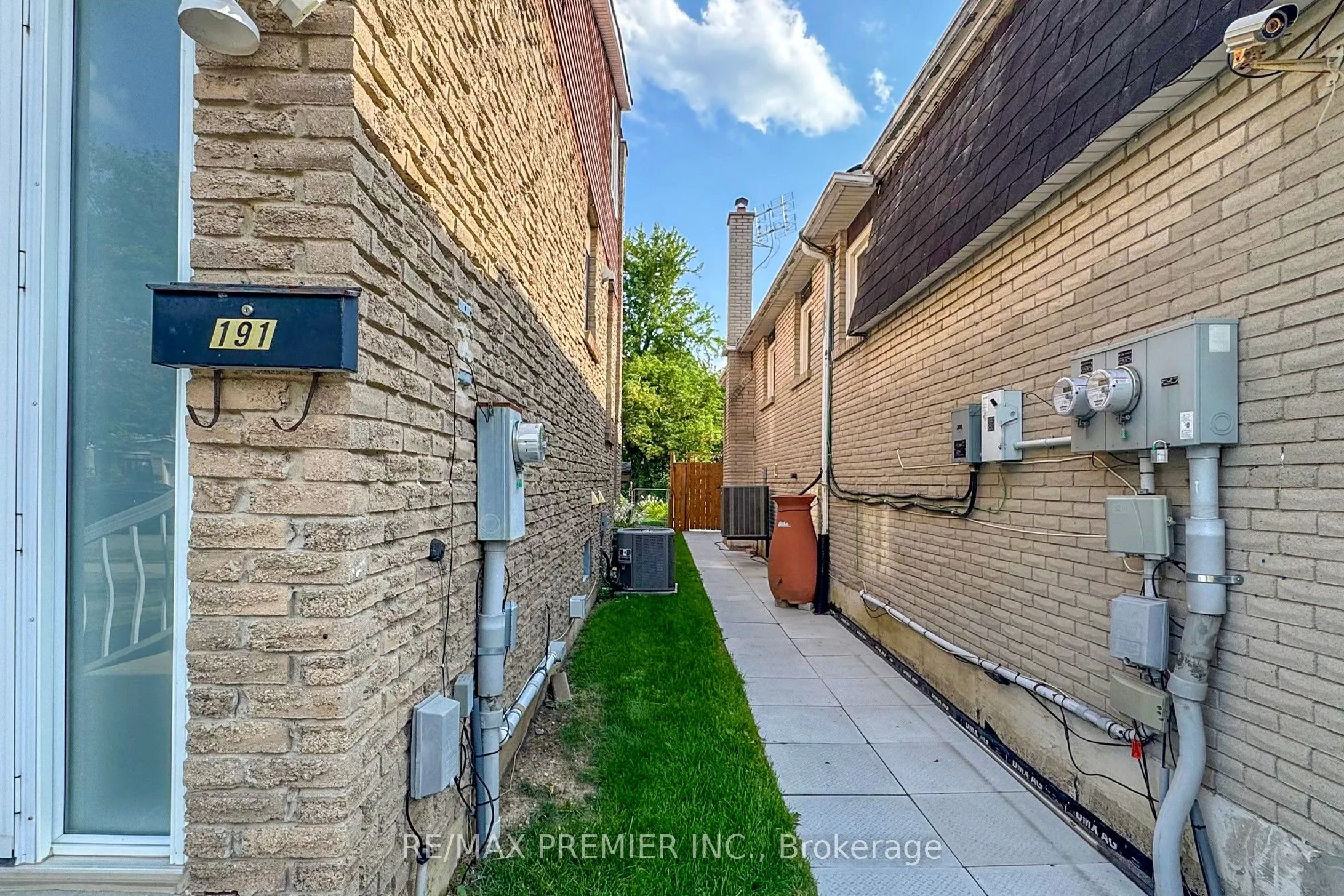 191 Invergordon Avenue