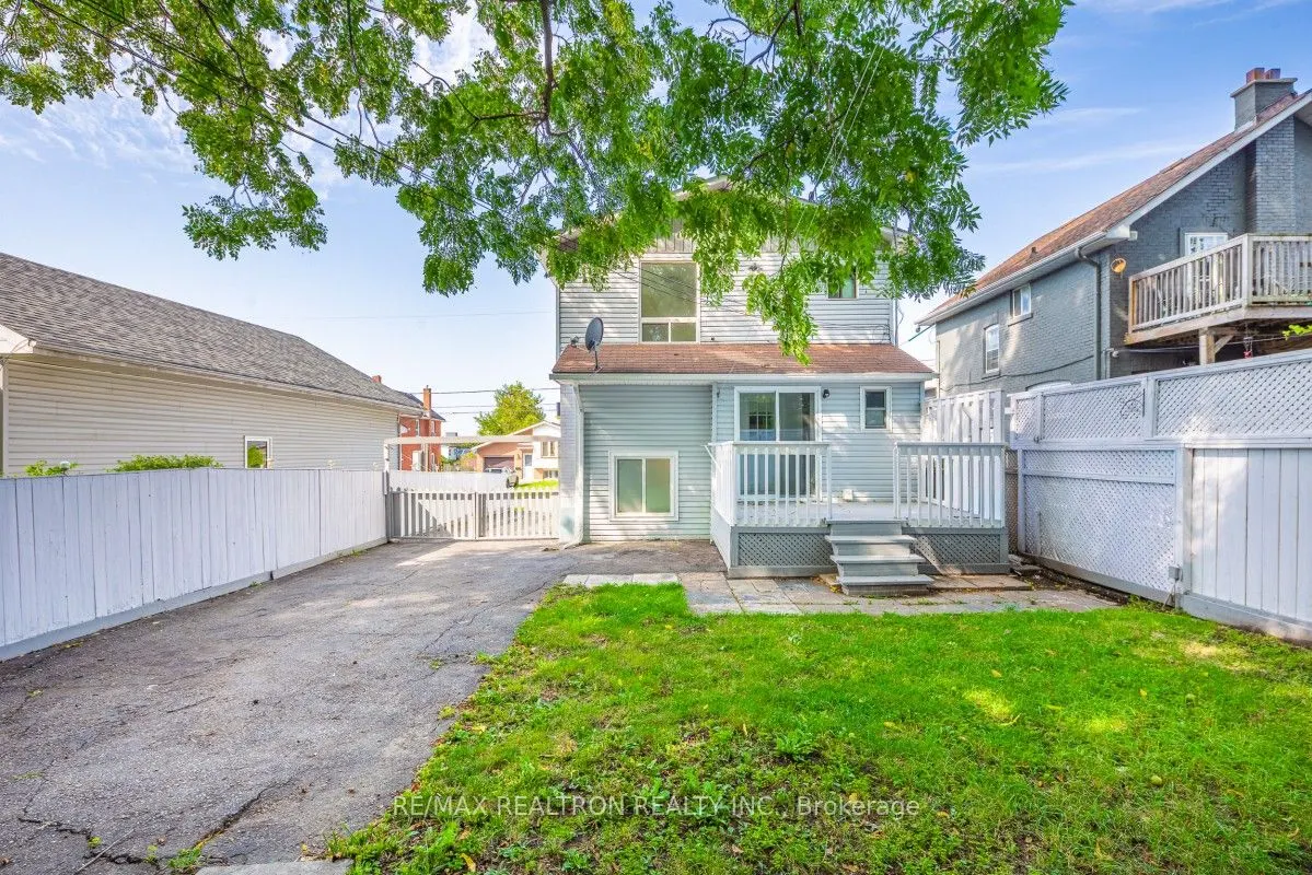 207 Centre Street N