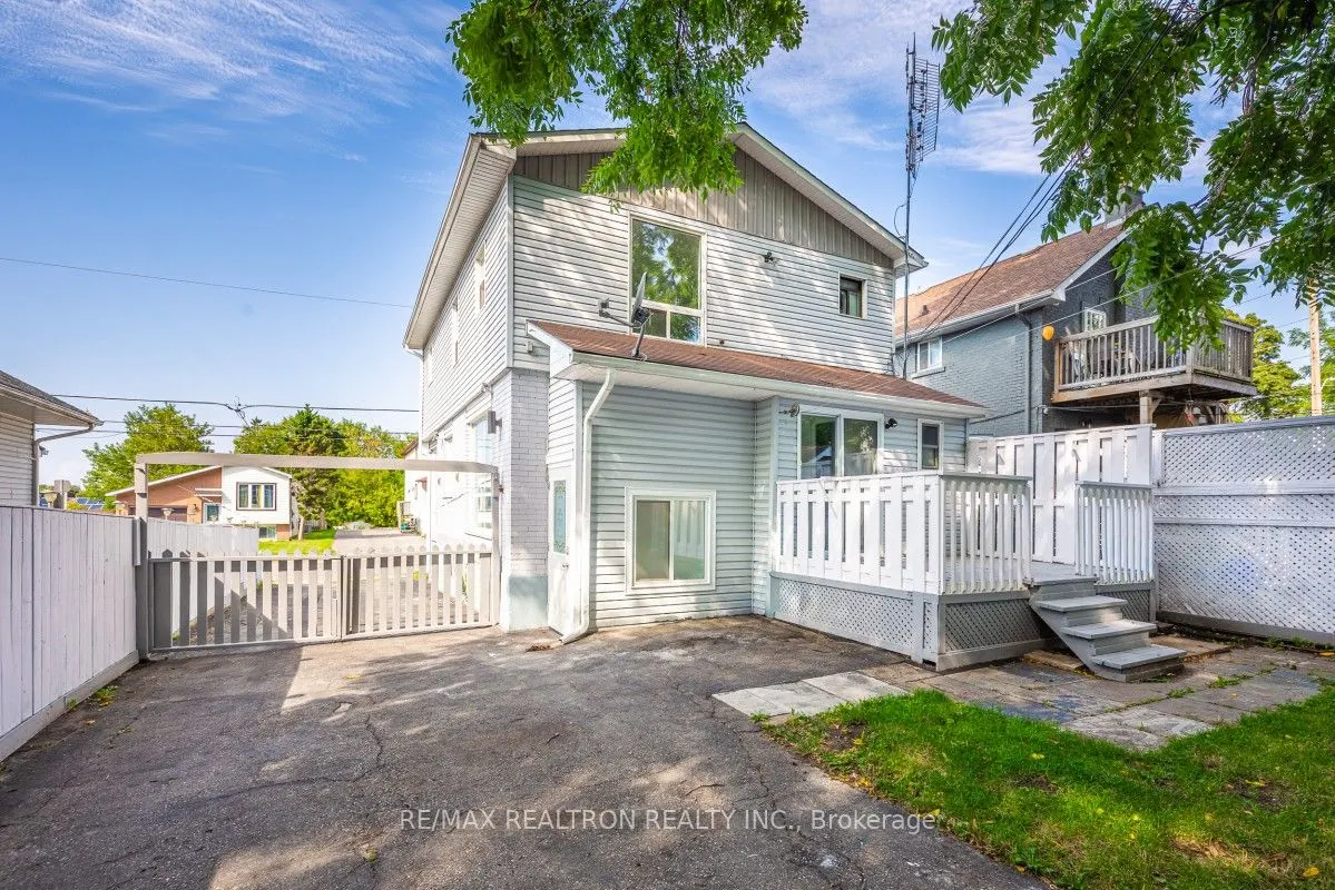 207 Centre Street N