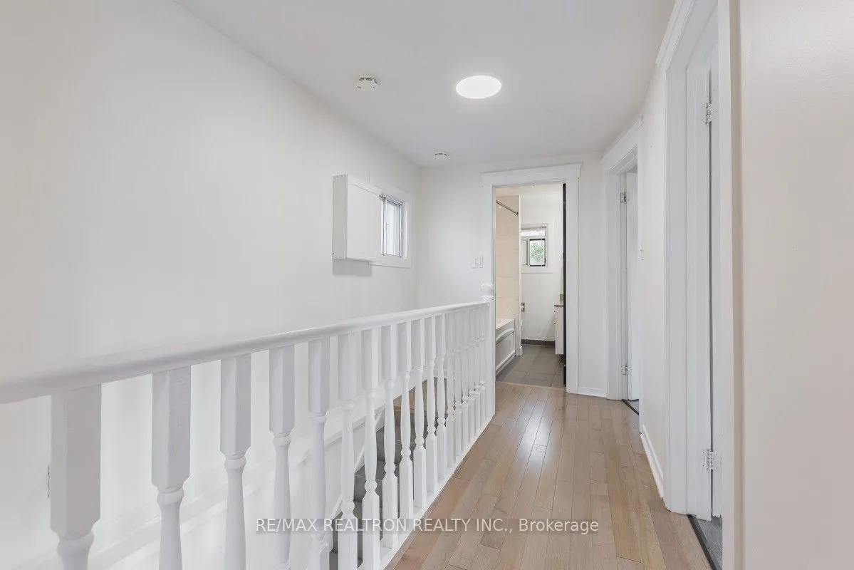 207 Centre Street N